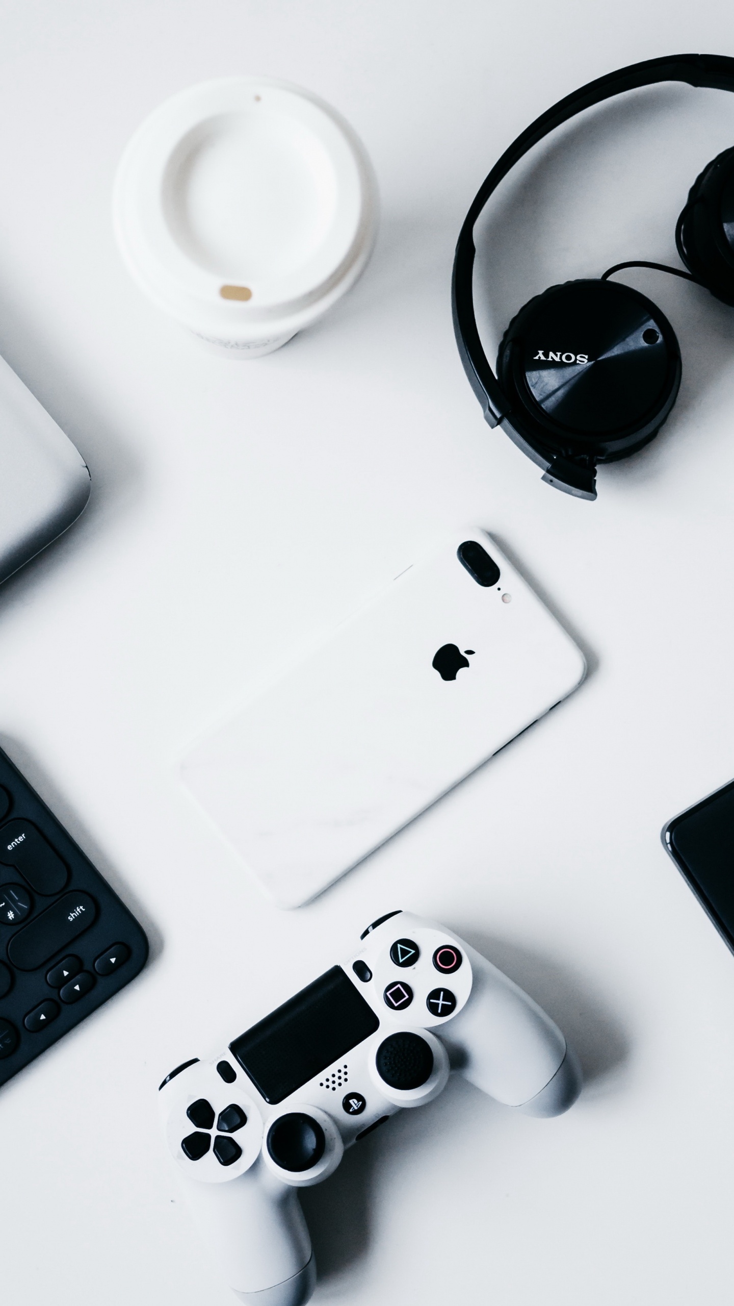 Обои наушники, игровой контроллер, белые, черный, устройство ввода в разрешении 1440x2560