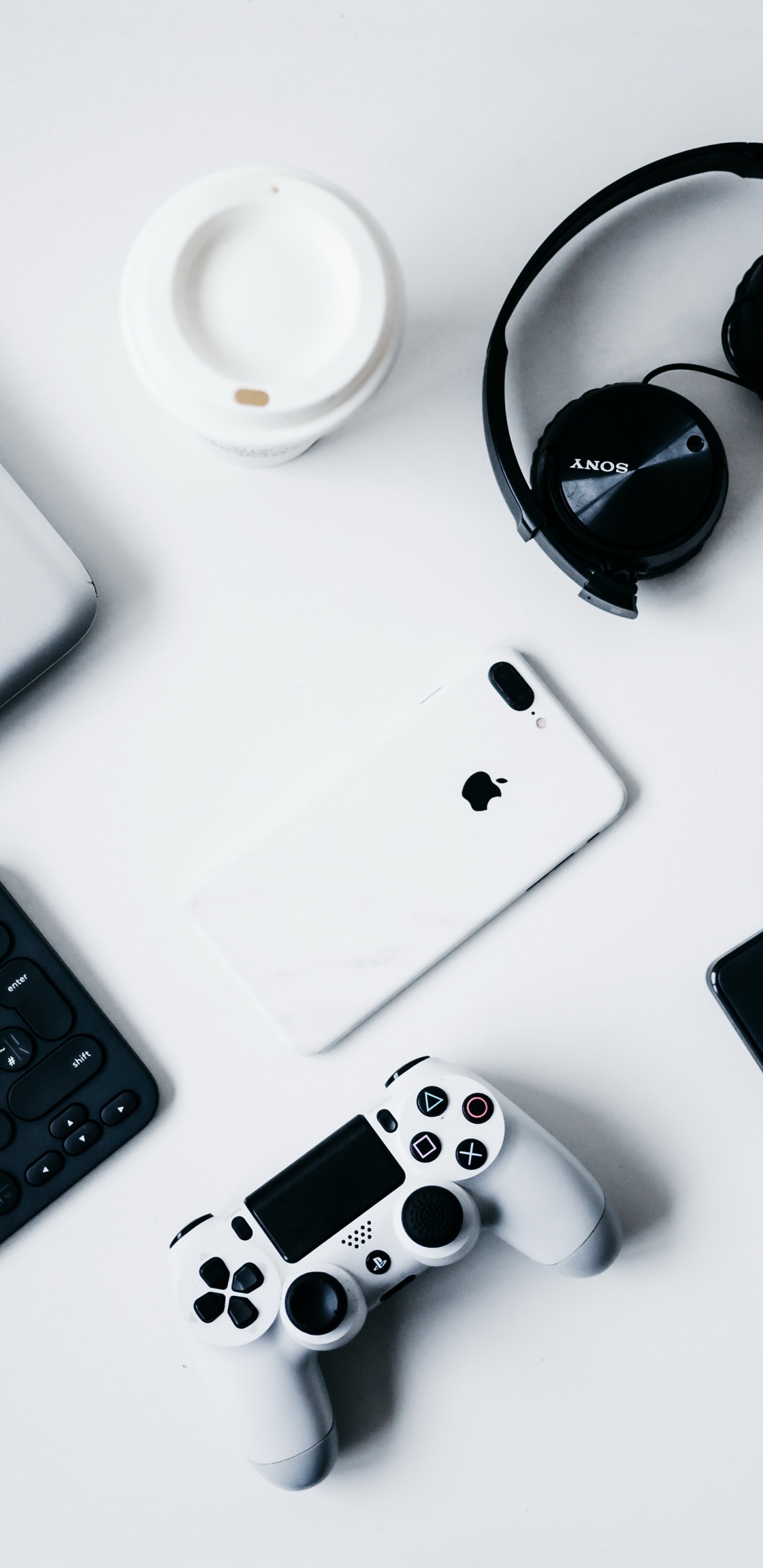 Обои наушники, игровой контроллер, белые, черный, устройство ввода в разрешении 1440x2960