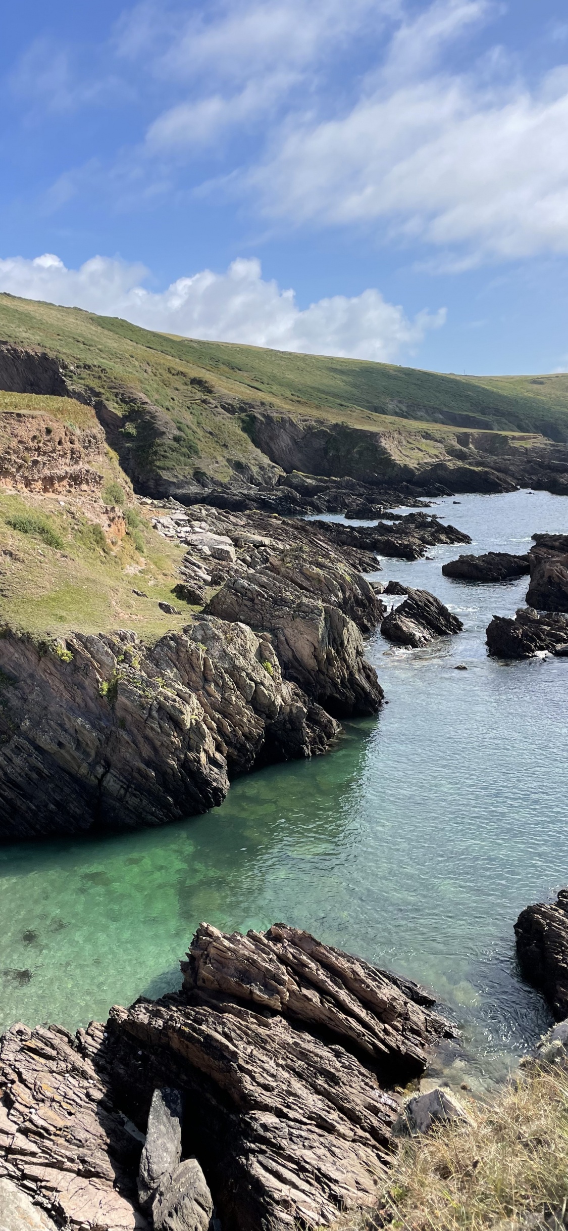 Обои побережье, облако, вода, гора, природный ландшафт в разрешении 1125x2436