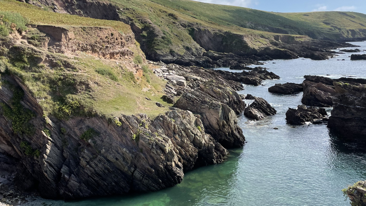 Обои побережье, облако, вода, гора, природный ландшафт в разрешении 1280x720