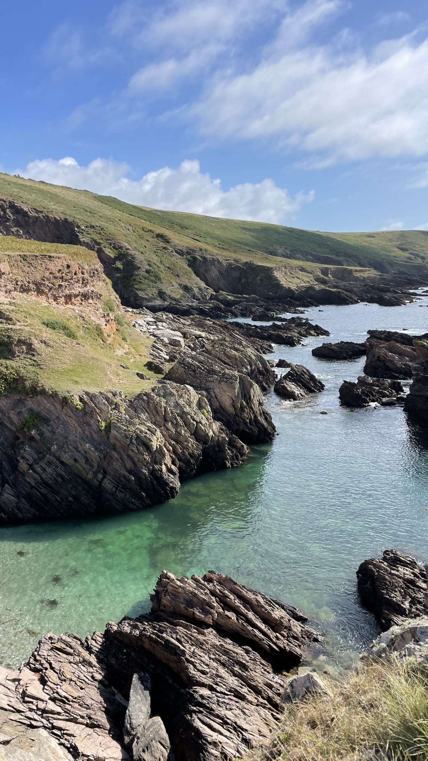 Обои побережье, облако, вода, гора, природный ландшафт в разрешении 1440x2560
