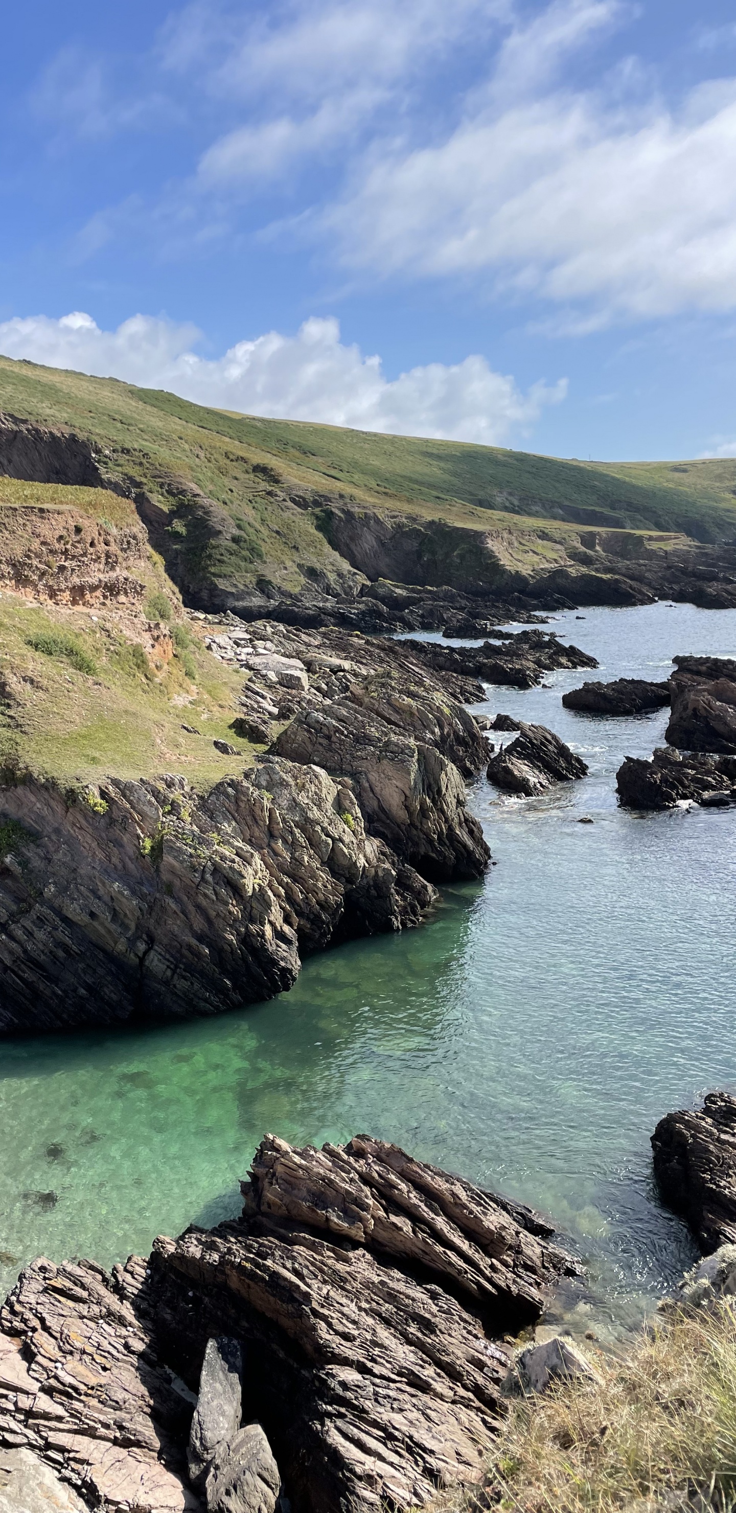 Обои побережье, облако, вода, гора, природный ландшафт в разрешении 1440x2960