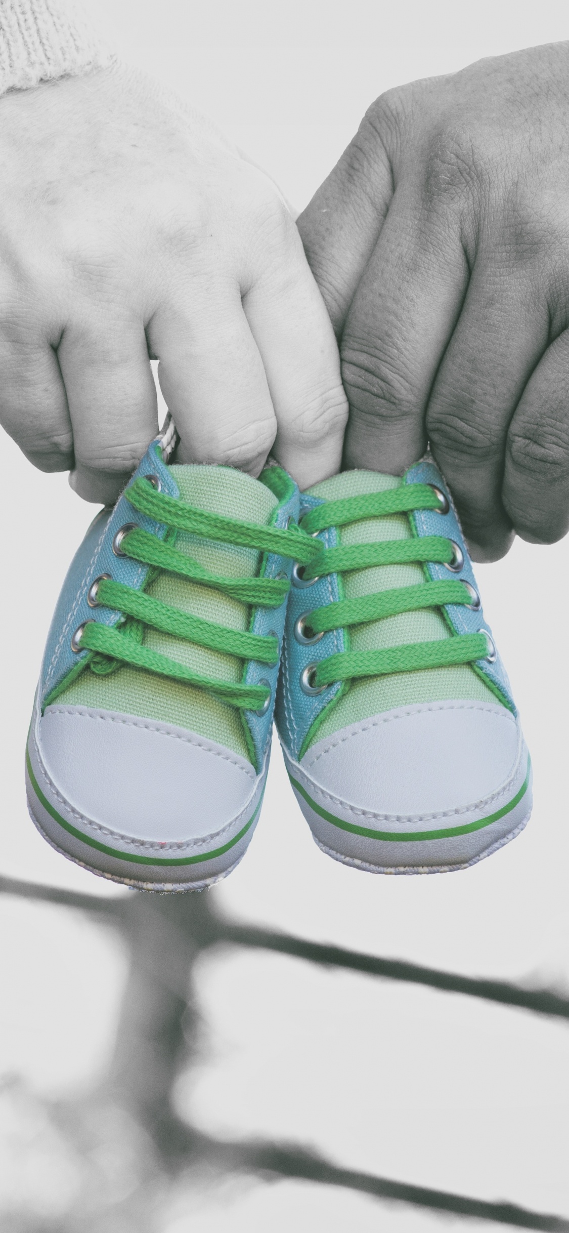 Обои беременность, зеленый, обувь, башмак, ребенок в разрешении 1125x2436