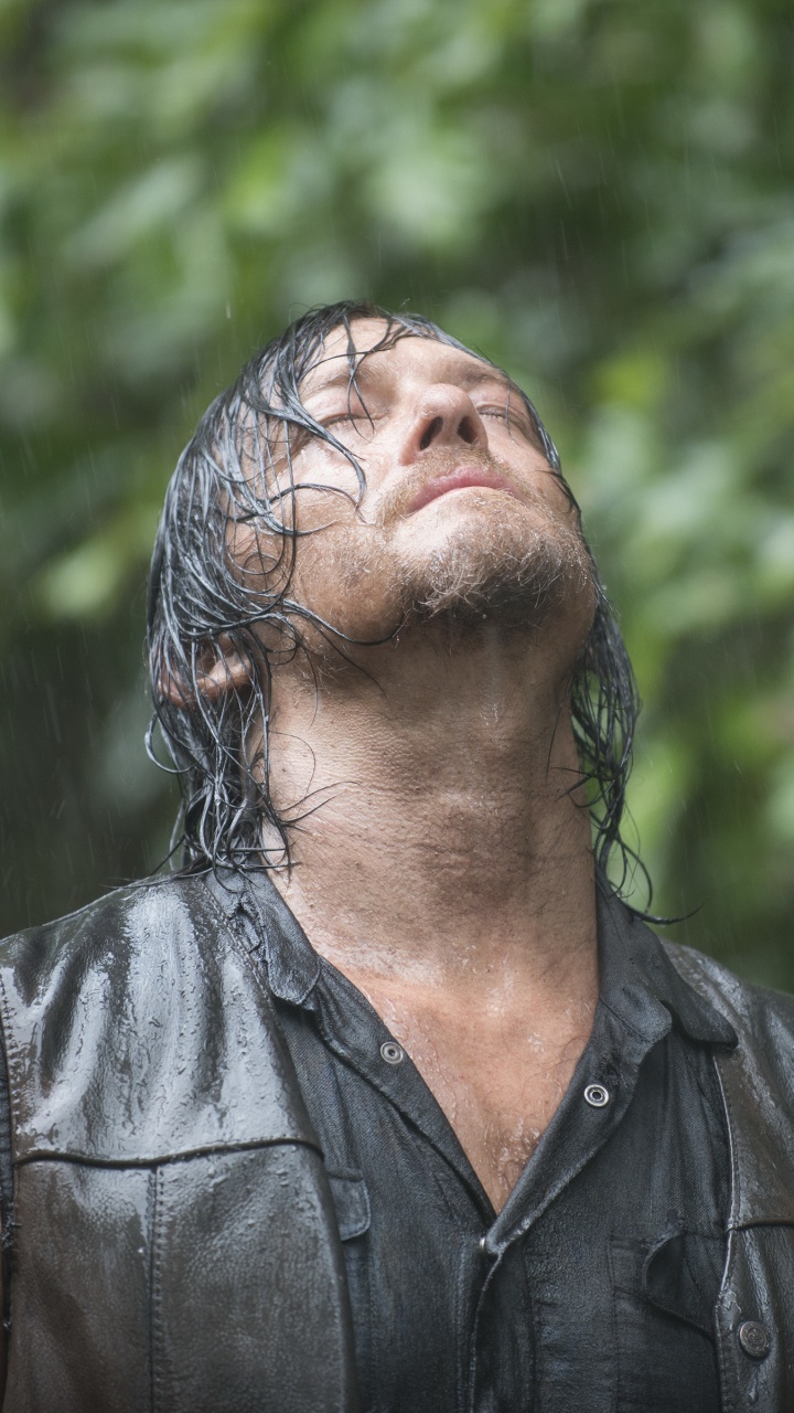 Обои Дэрил Диксон, Кэрол Peletier, волосы, человек, дерево в разрешении 720x1280