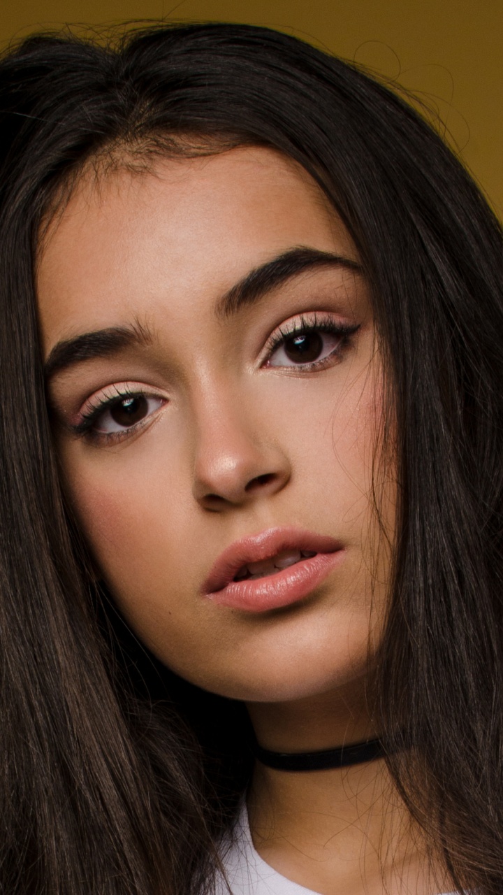 Обои красота, волосы, лицо, бровь, прическа в разрешении 720x1280