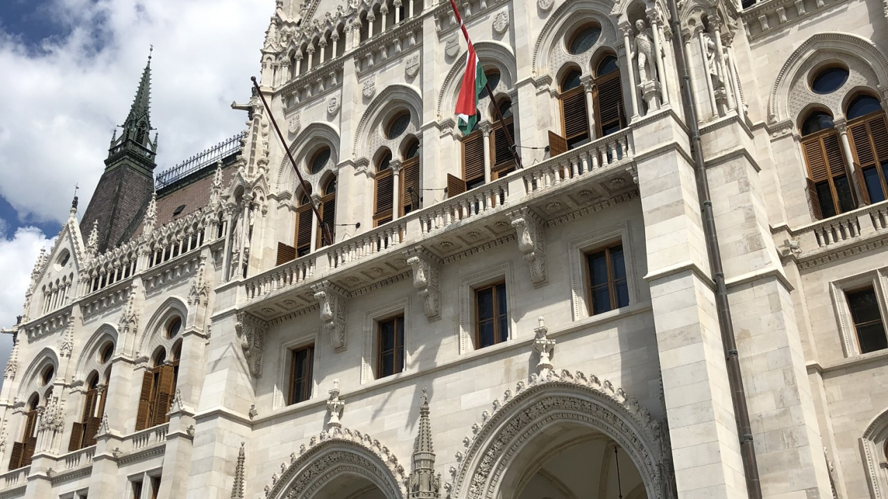 Обои классическая архитектура, архитектура, фасад, дверь, средневековая архитектура в разрешении 1280x720