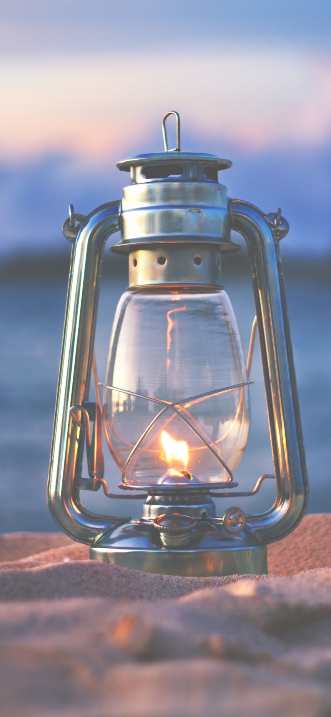 Обои фонарь, освещение, вода, океан, стекло в разрешении 1125x2436