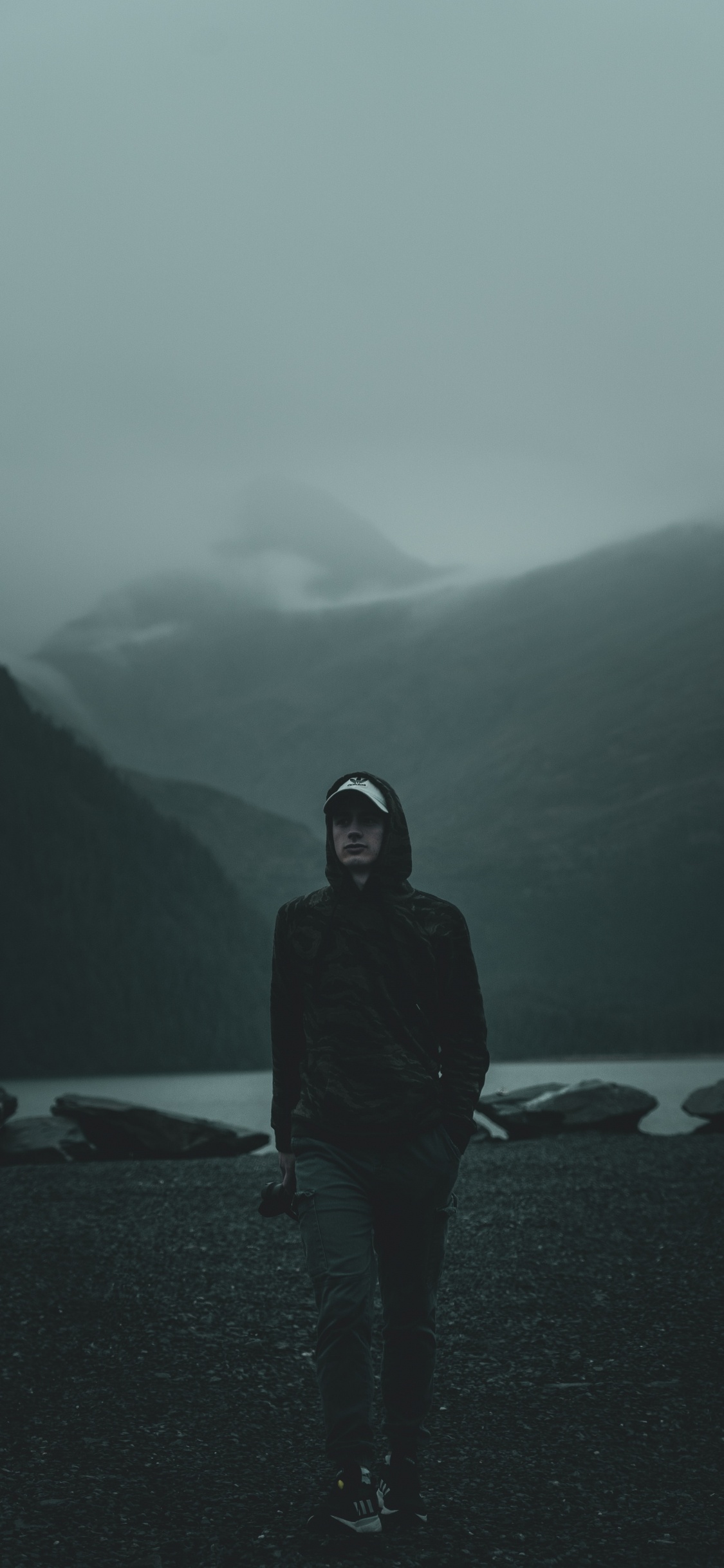 Обои гора, облако, дымка, берег, стояние в разрешении 1125x2436