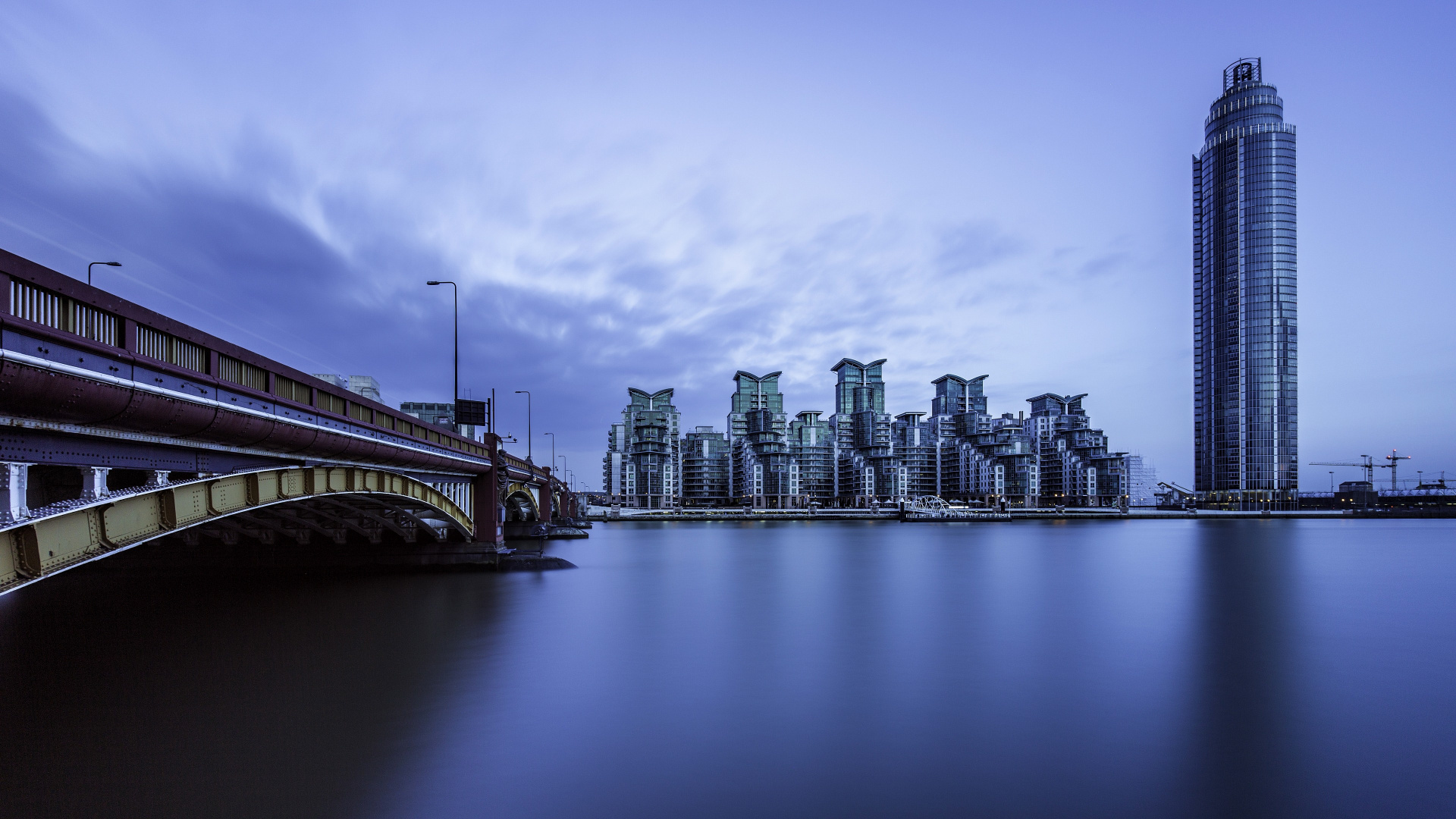 Обои вода, облако, небоскреб, здание, сумрак в разрешении 1920x1080