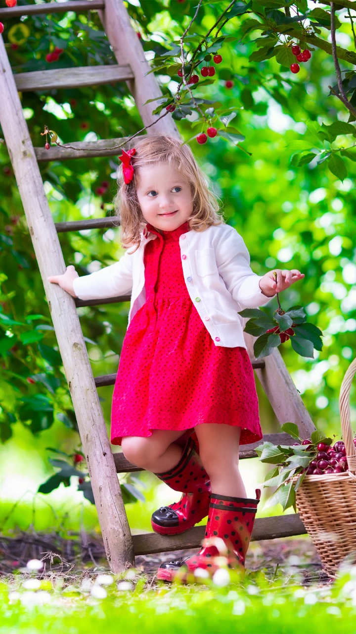 Обои ребенок, дерево, трава, завод, одежда в разрешении 720x1280