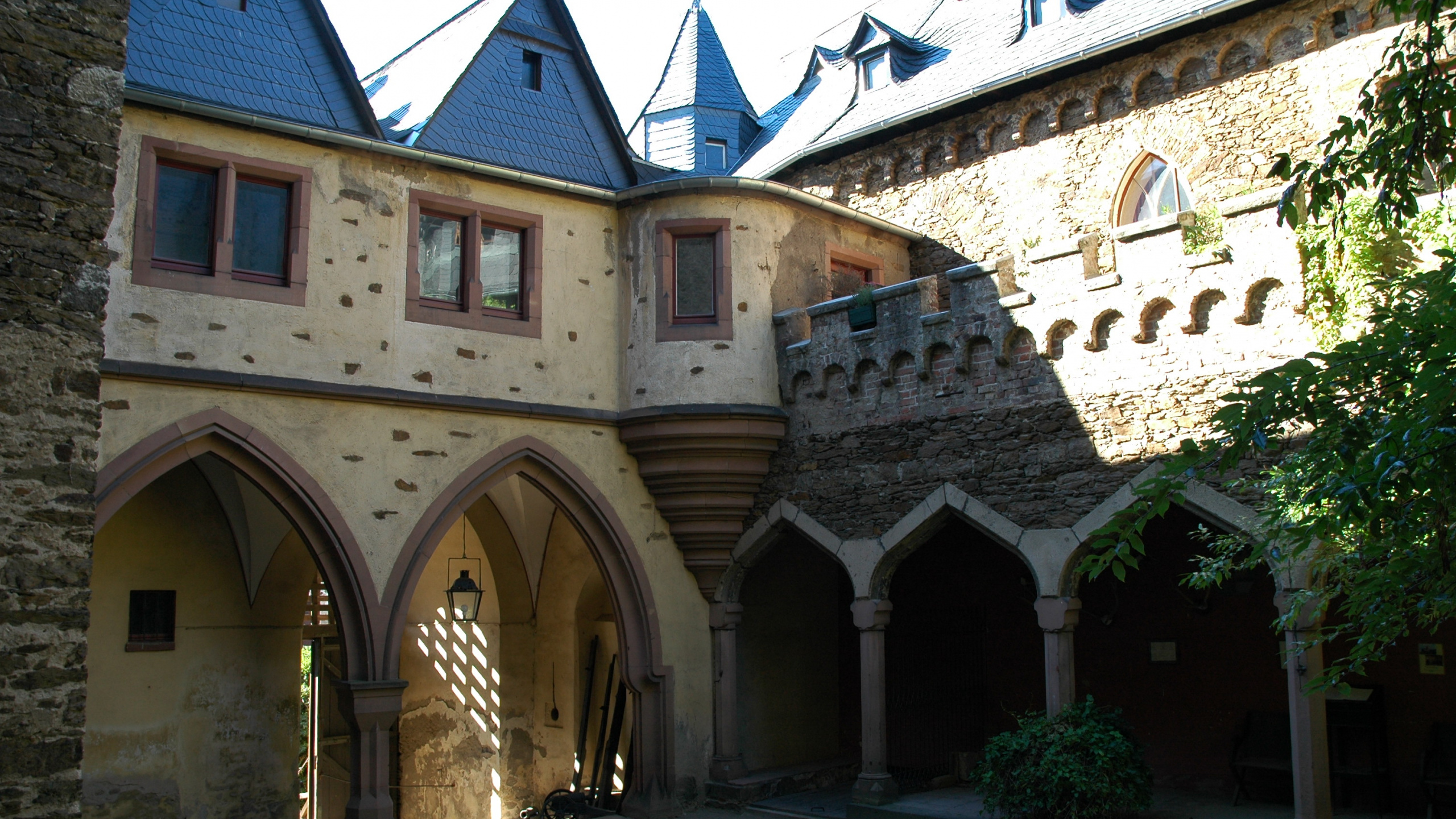 Обои замок, здание, средневековая архитектура, свойство, фасад в разрешении 2560x1440