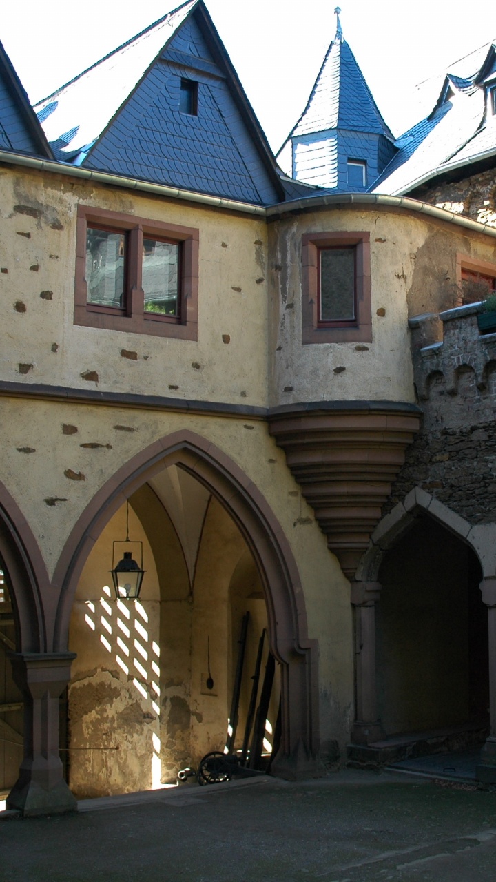 Обои замок, здание, средневековая архитектура, свойство, фасад в разрешении 720x1280