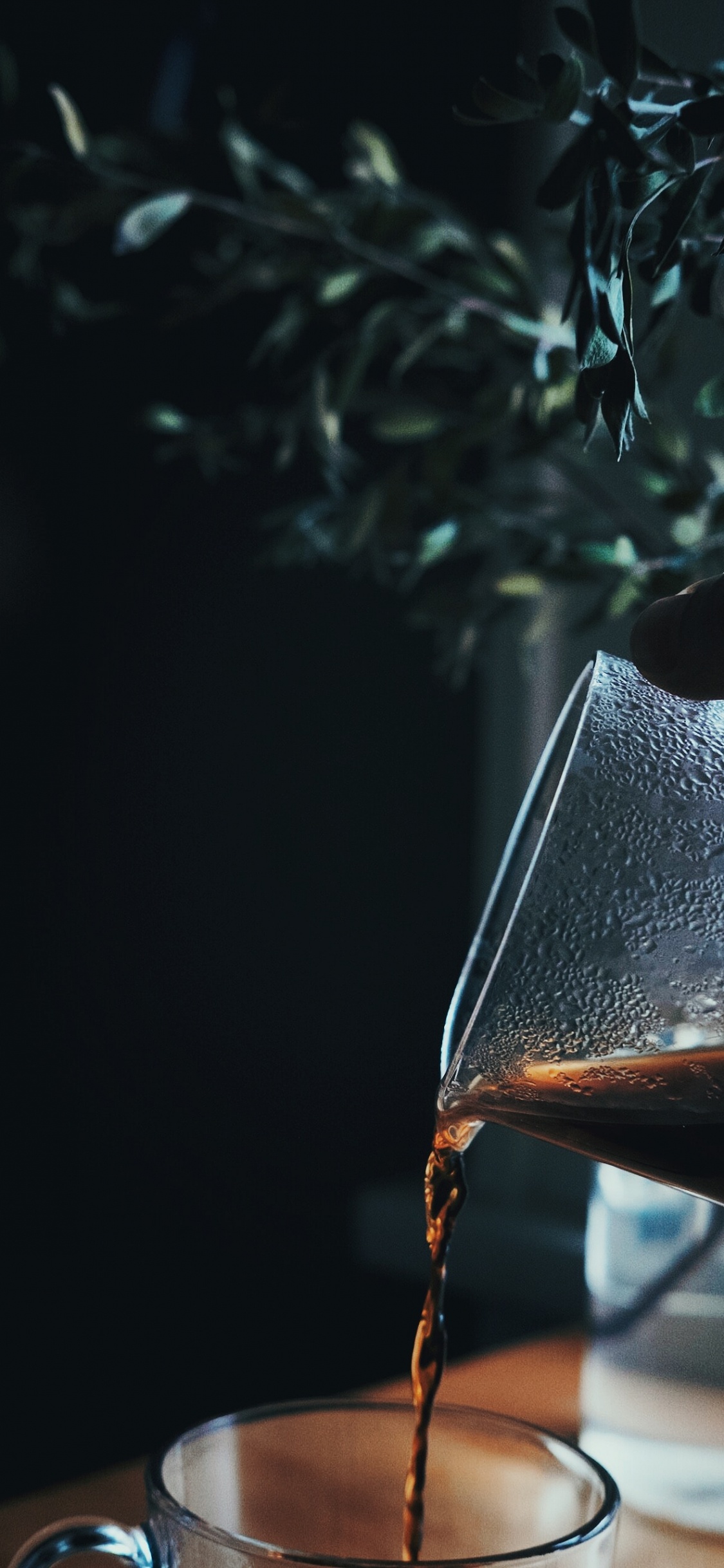 Обои напиток, стекло, рюмки, таблица, освещение в разрешении 1125x2436