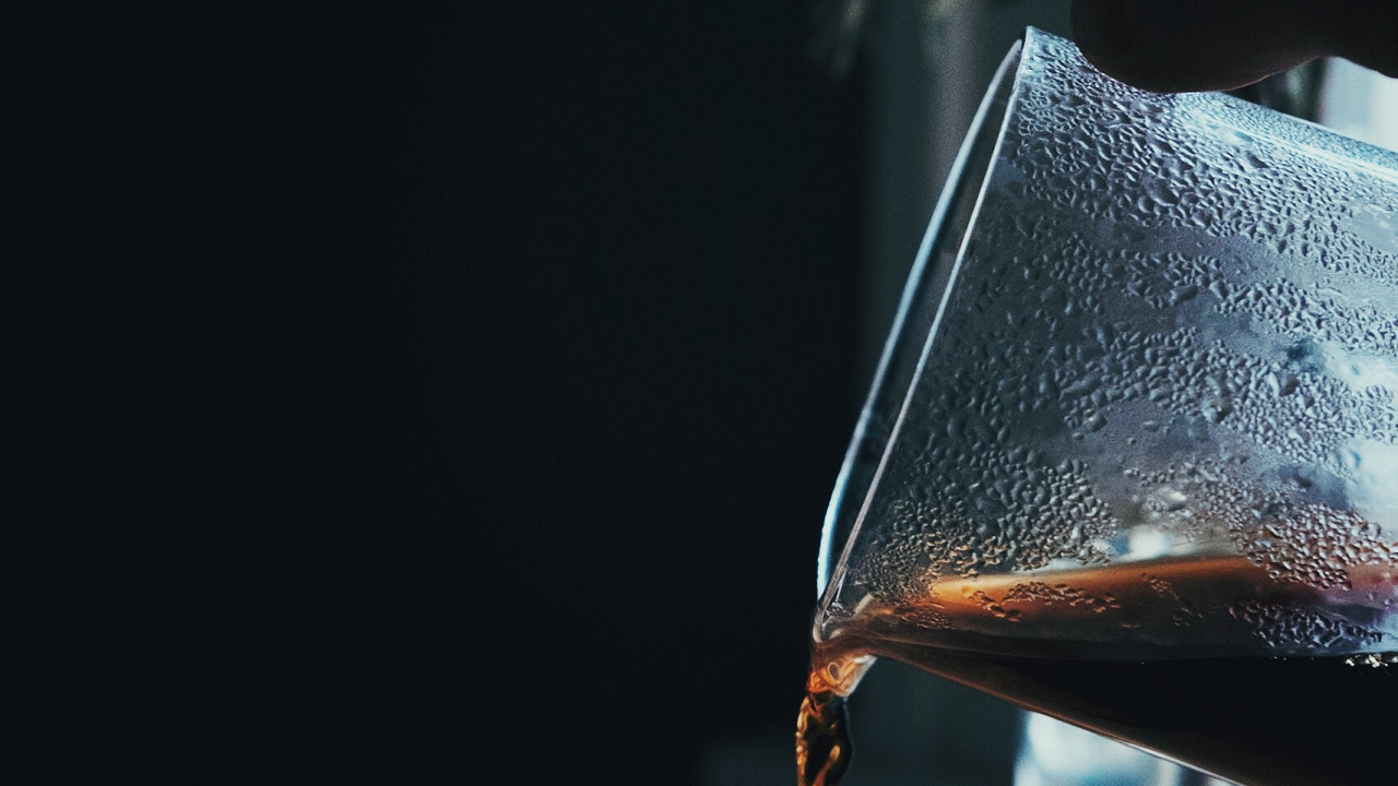 Обои напиток, стекло, рюмки, таблица, освещение в разрешении 1280x720