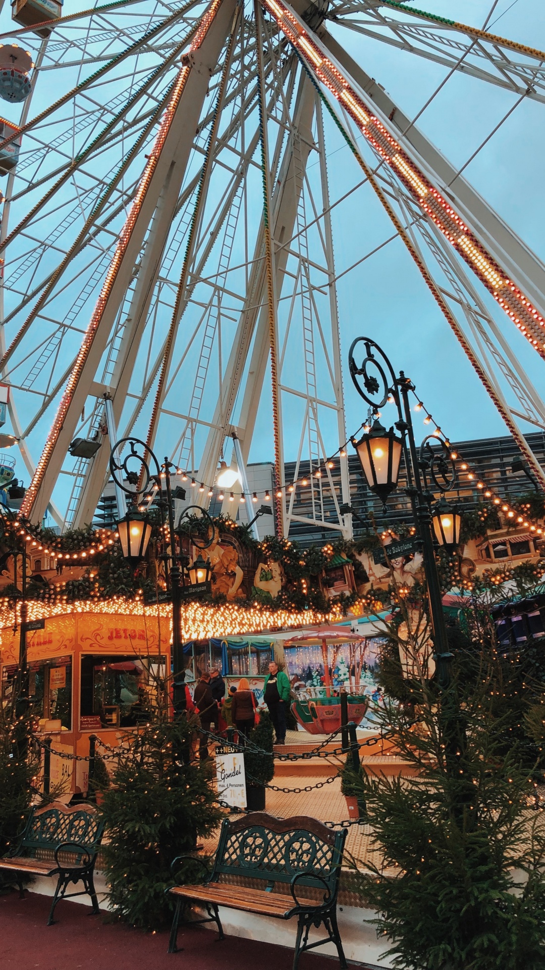 Обои колесо обозрения, общественное место, скамейка, аттракцион, спица в разрешении 1080x1920