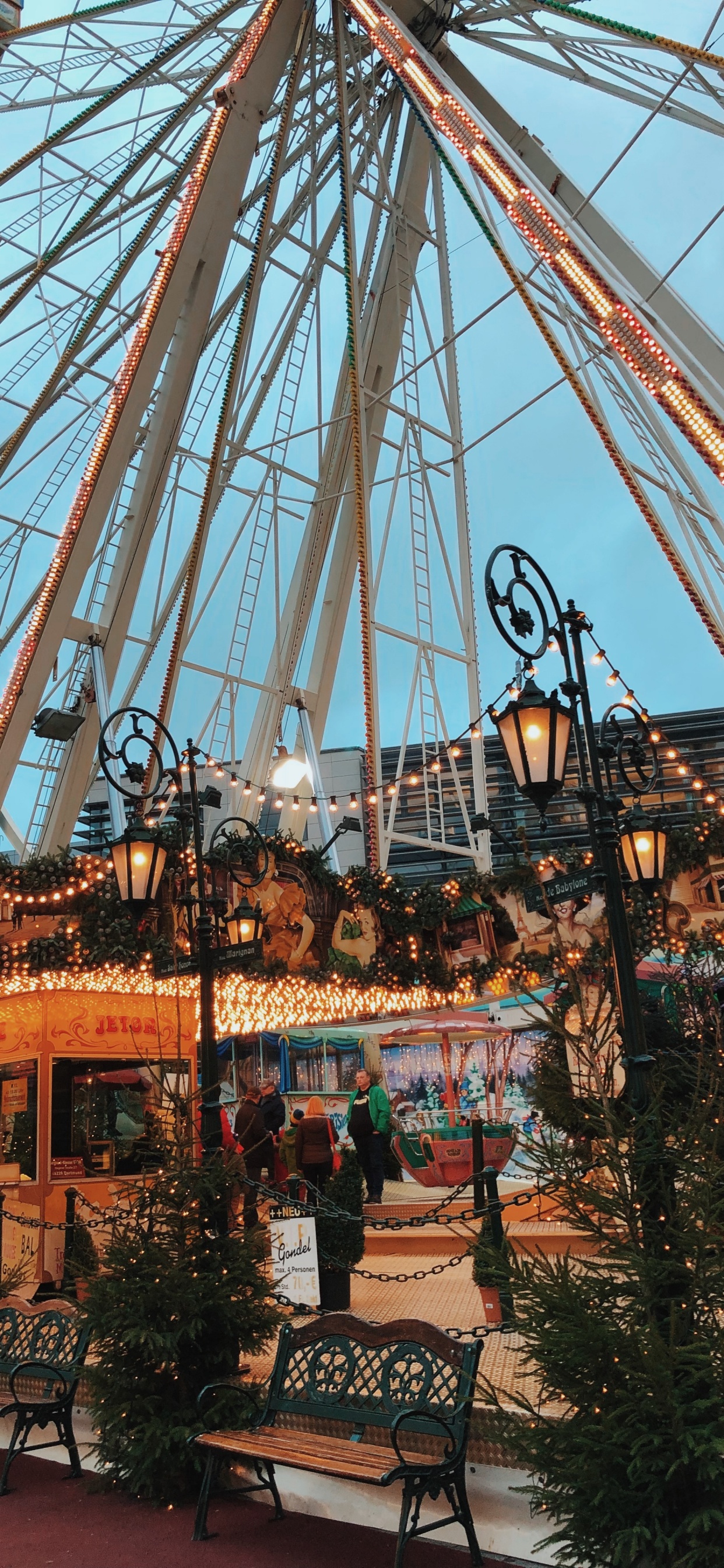 Обои колесо обозрения, общественное место, скамейка, аттракцион, спица в разрешении 1242x2688