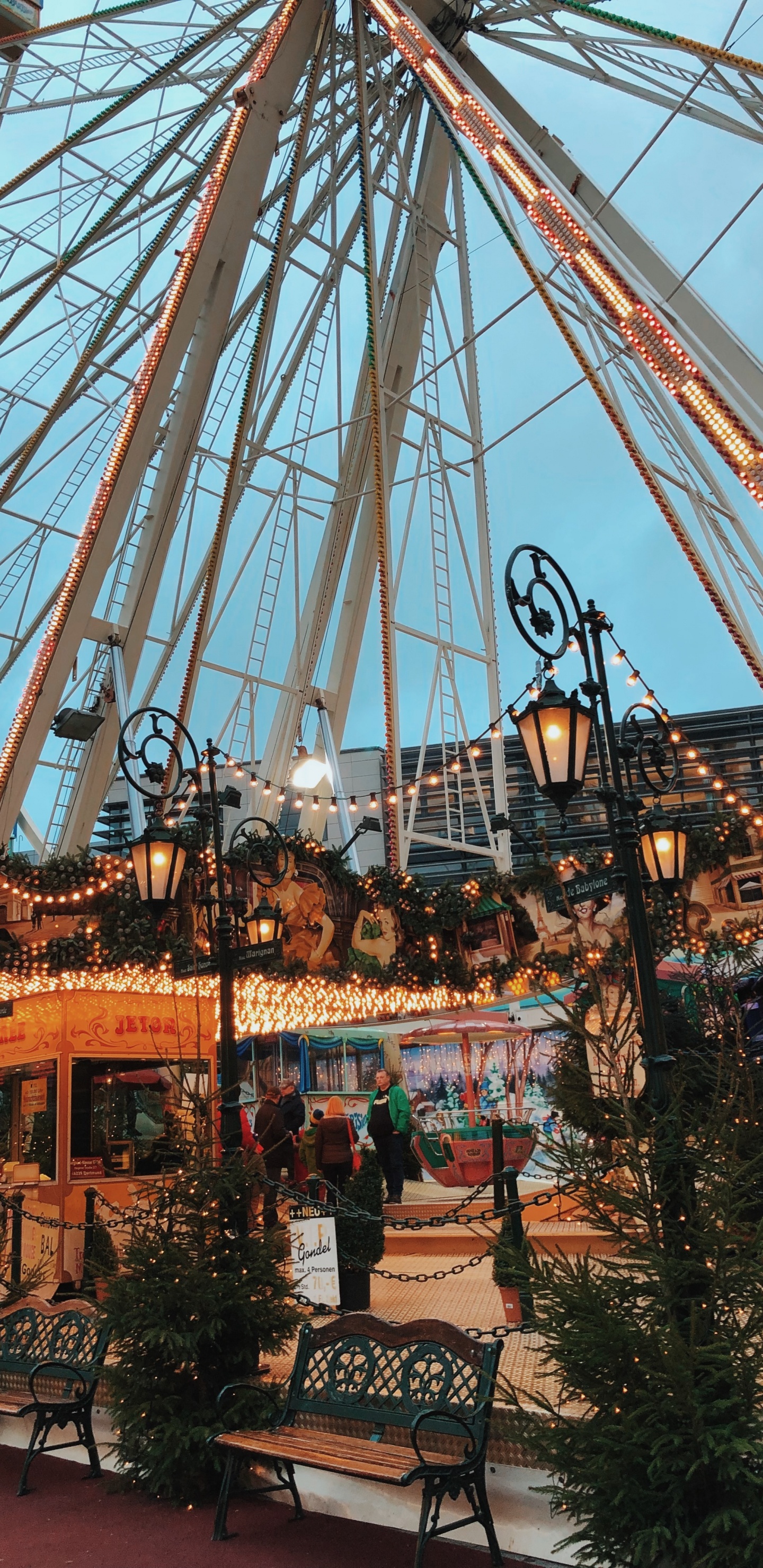 Обои колесо обозрения, общественное место, скамейка, аттракцион, спица в разрешении 1440x2960