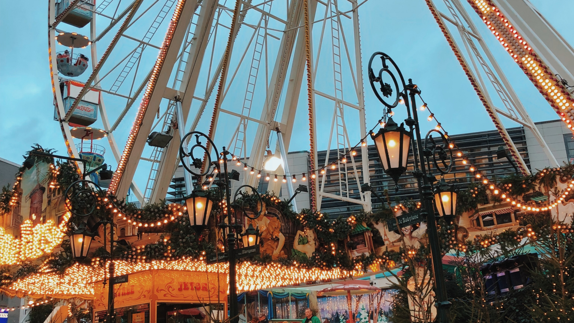 Обои колесо обозрения, общественное место, скамейка, аттракцион, спица в разрешении 1920x1080