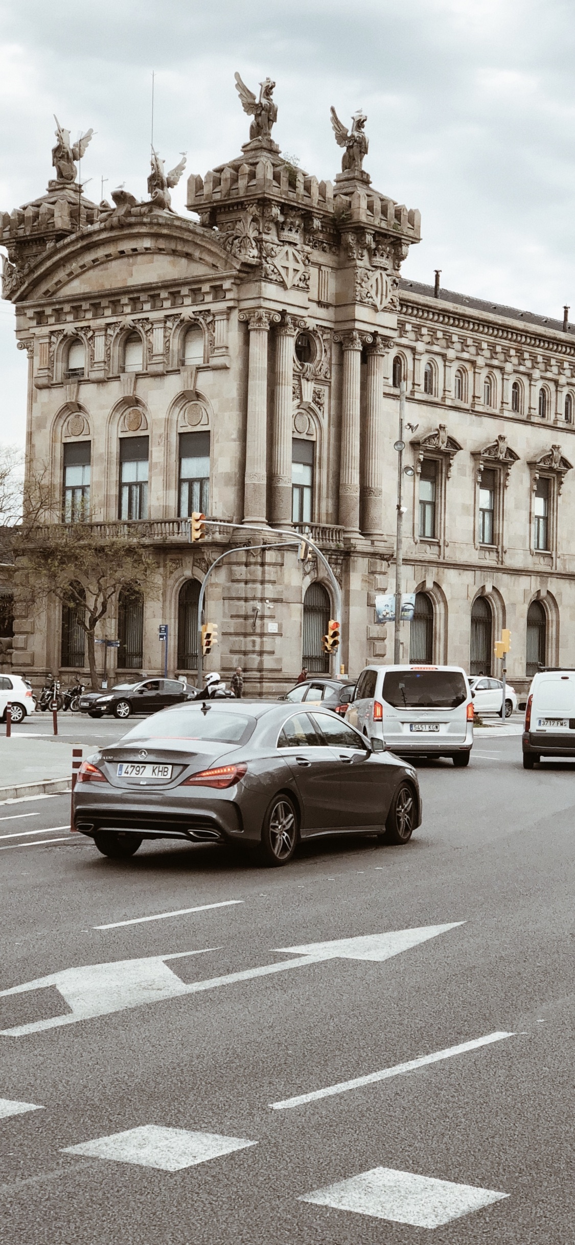 Обои здание таможни, субделегация правительства в барселоне, дорога, архитектура, Король в разрешении 1125x2436