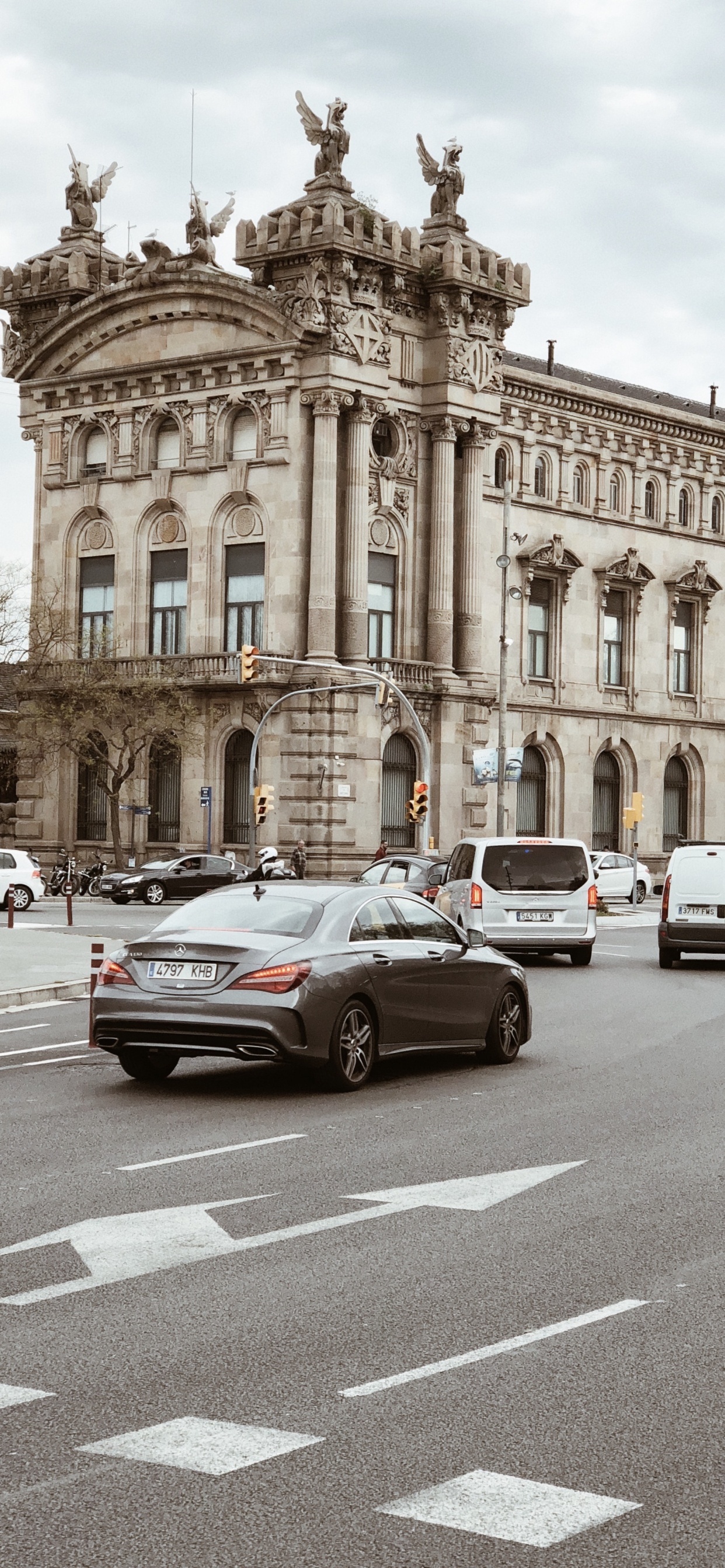 Обои здание таможни, субделегация правительства в барселоне, дорога, архитектура, Король в разрешении 1242x2688