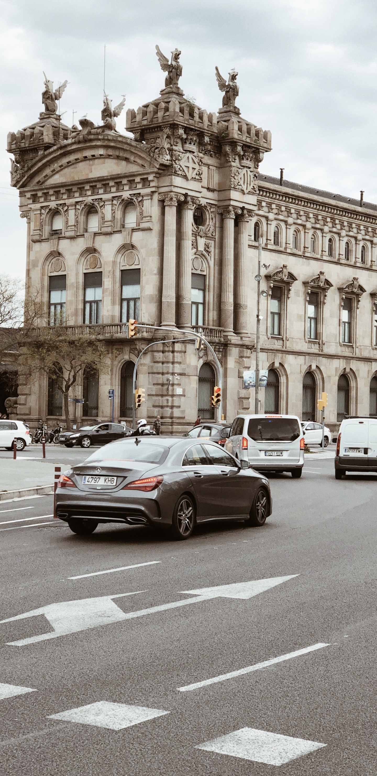 Обои здание таможни, субделегация правительства в барселоне, дорога, архитектура, Король в разрешении 1440x2960