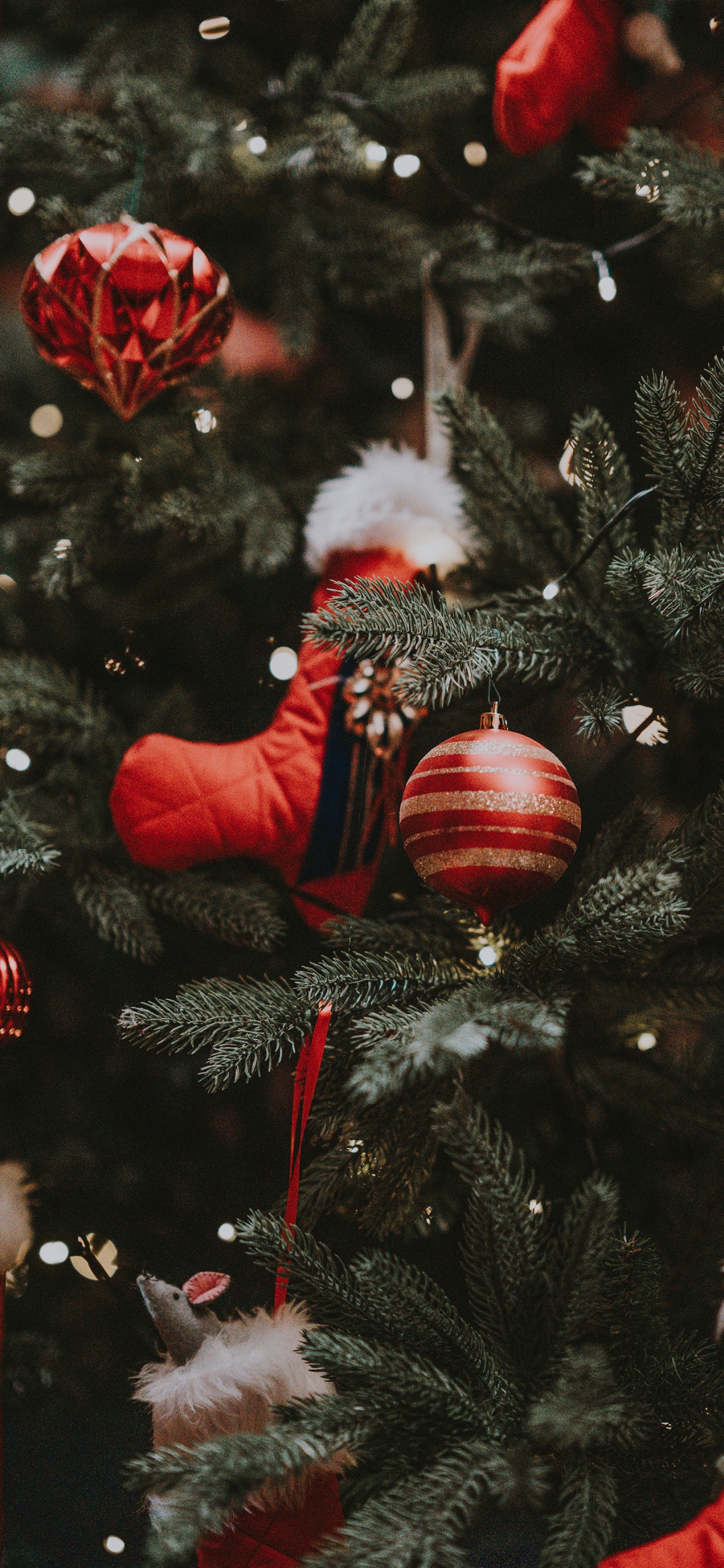 Обои Новый год, Рождество, Рождественский день, елка, рождественский орнамент в разрешении 1242x2688