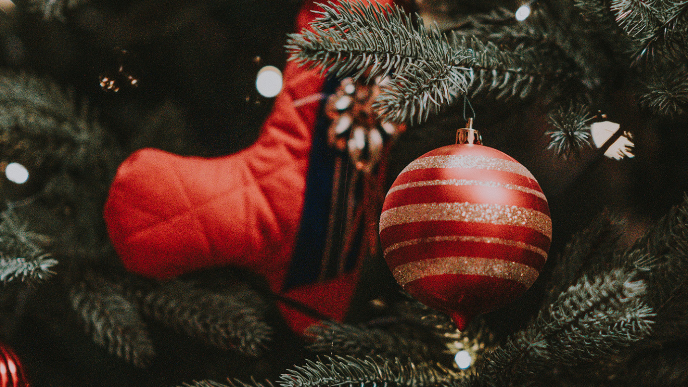 Обои Новый год, Рождество, Рождественский день, елка, рождественский орнамент в разрешении 1366x768