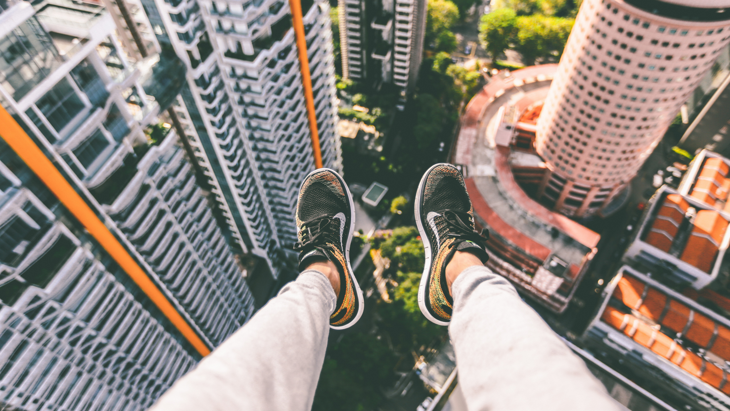 Обои здание, небоскреб, город, обувь, башмак в разрешении 2560x1440