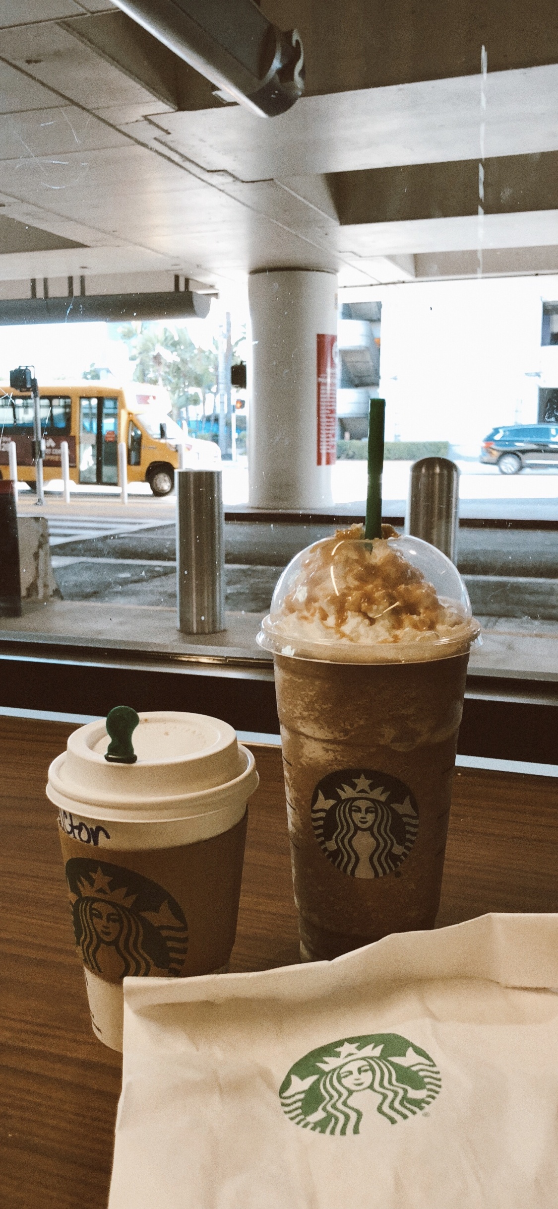 Обои старбакс, старбеку, этаж, пол, дизайн интерьера в разрешении 1125x2436