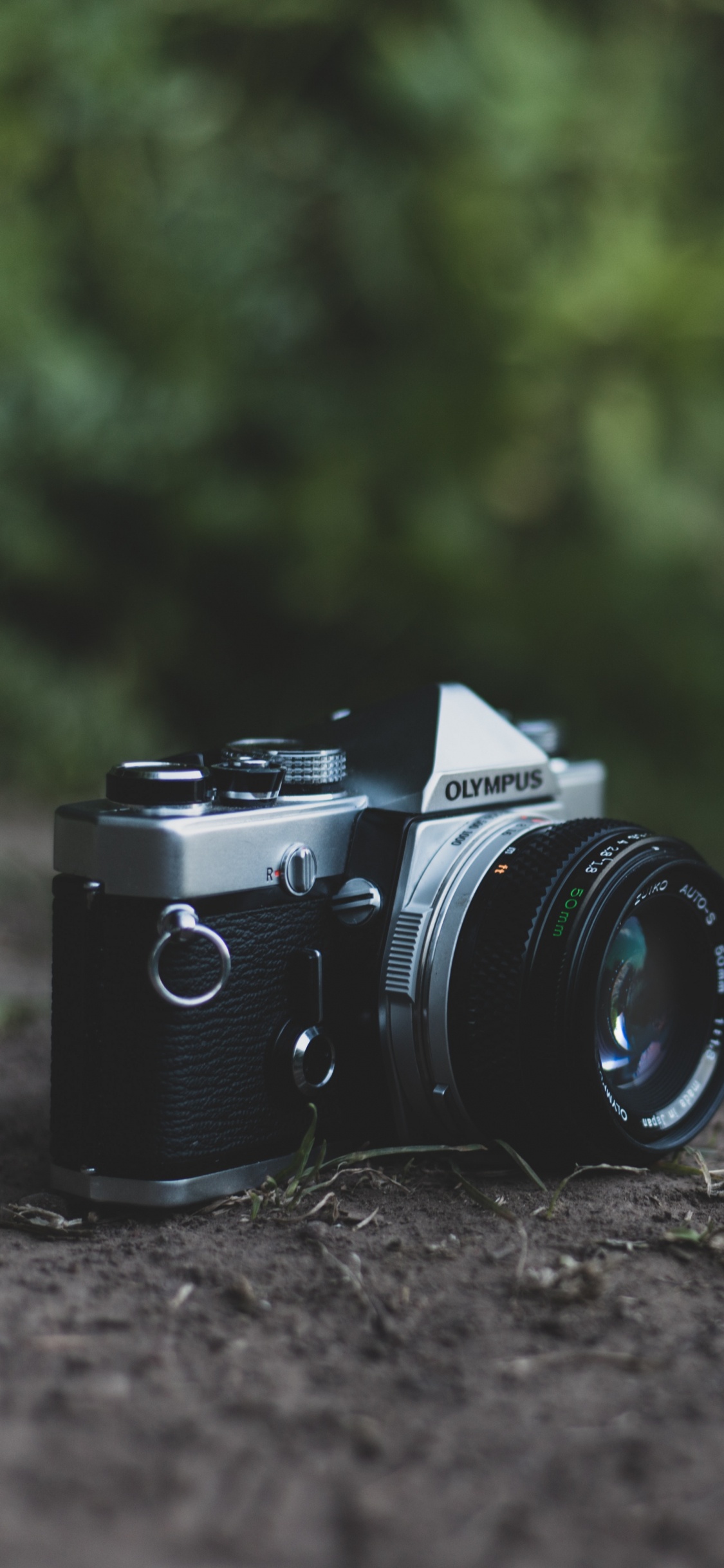 Обои камера, объектив камеры, авто, автомобильные шины, шина в разрешении 1125x2436