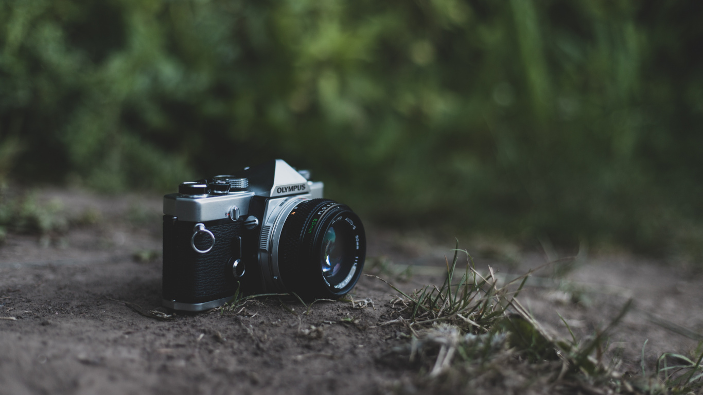 Обои камера, объектив камеры, авто, автомобильные шины, шина в разрешении 1366x768