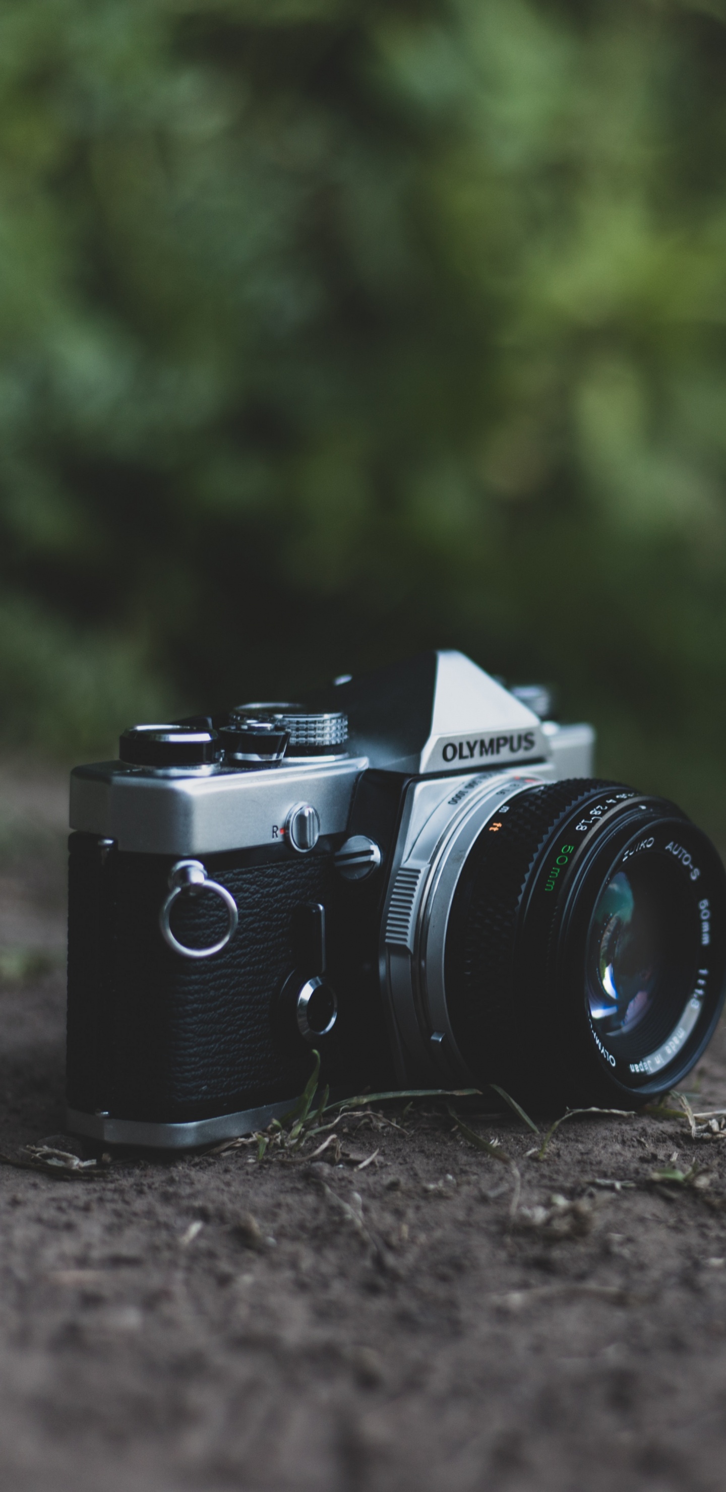 Обои камера, объектив камеры, авто, автомобильные шины, шина в разрешении 1440x2960