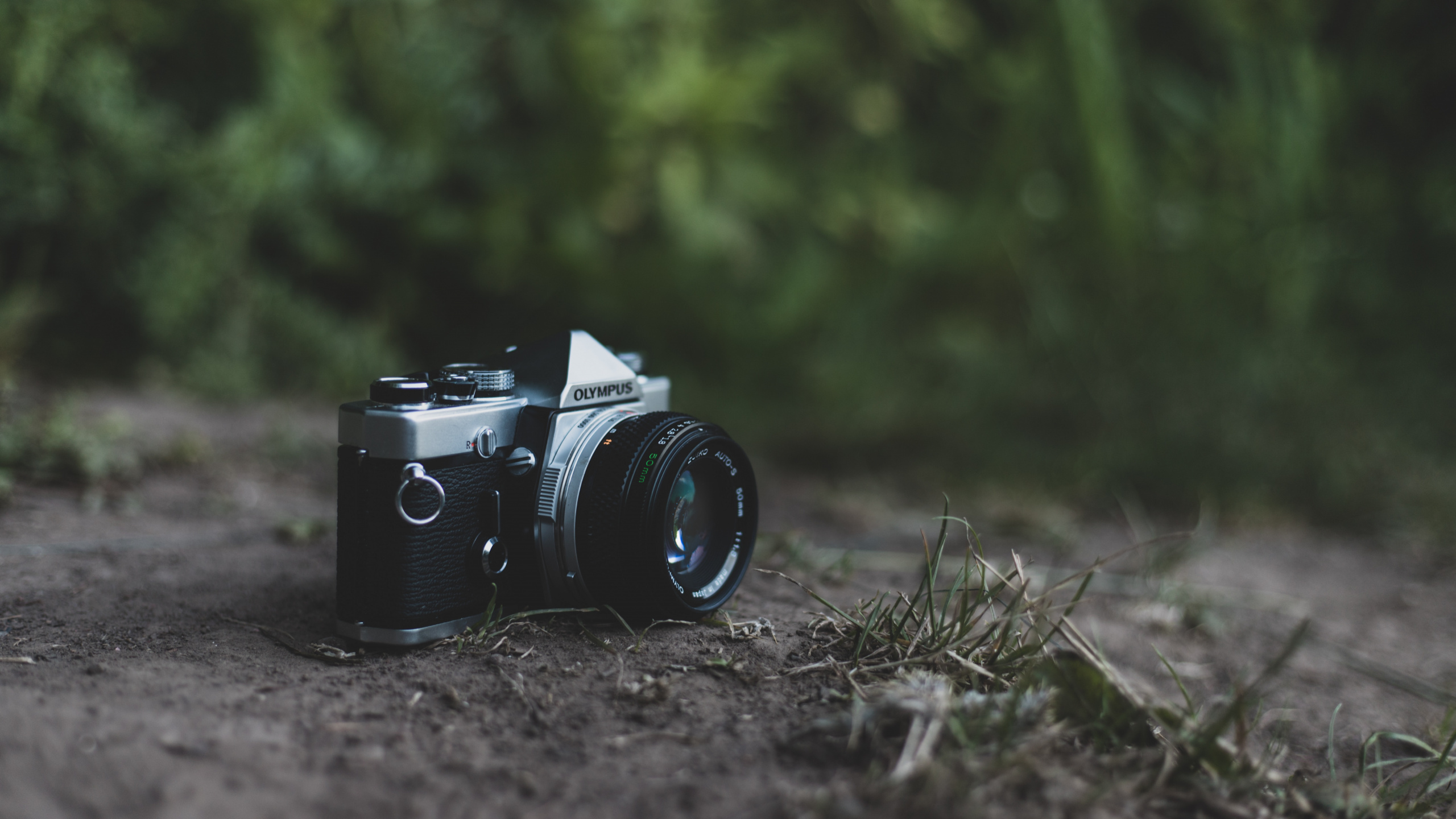 Обои камера, объектив камеры, авто, автомобильные шины, шина в разрешении 2560x1440