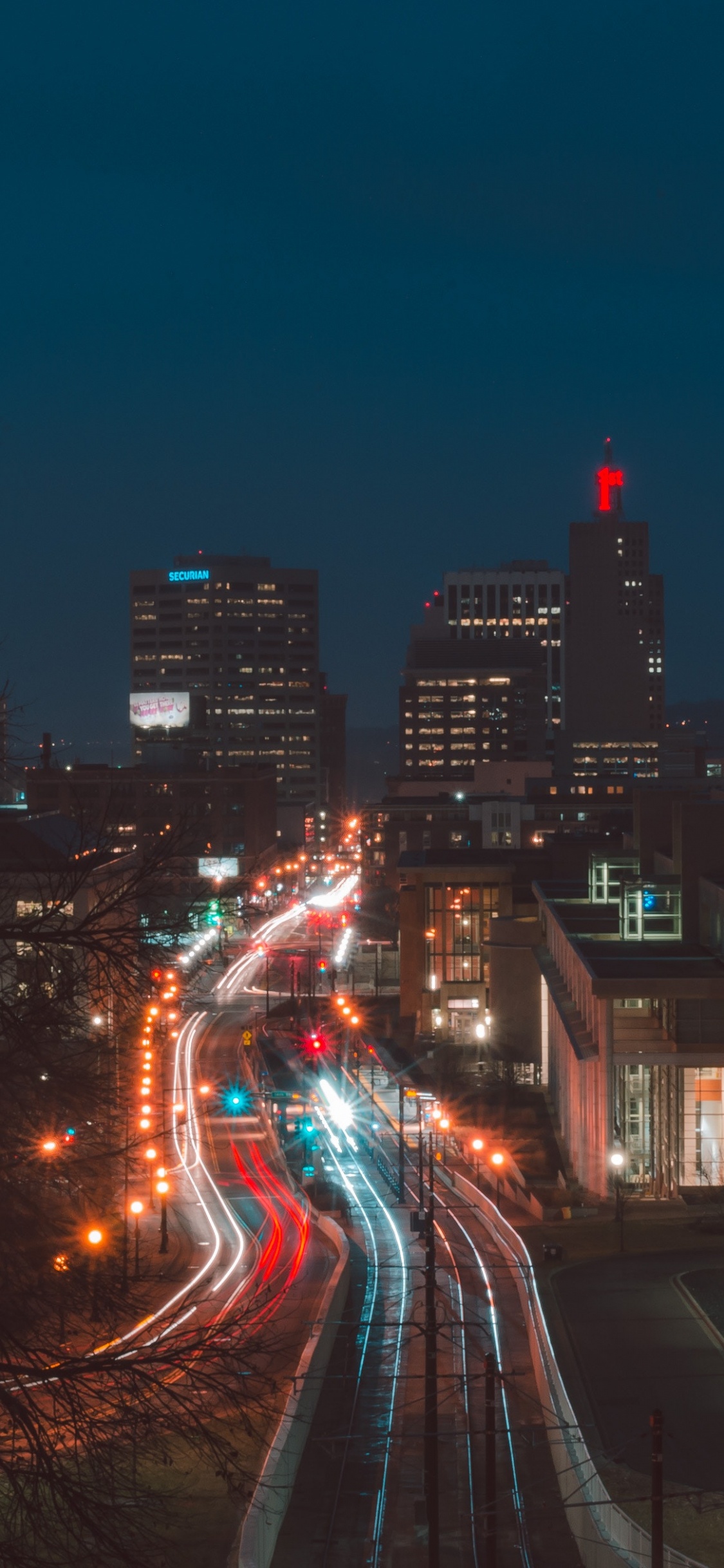 Обои ночь, город, городской район, городской пейзаж, метрополия в разрешении 1125x2436