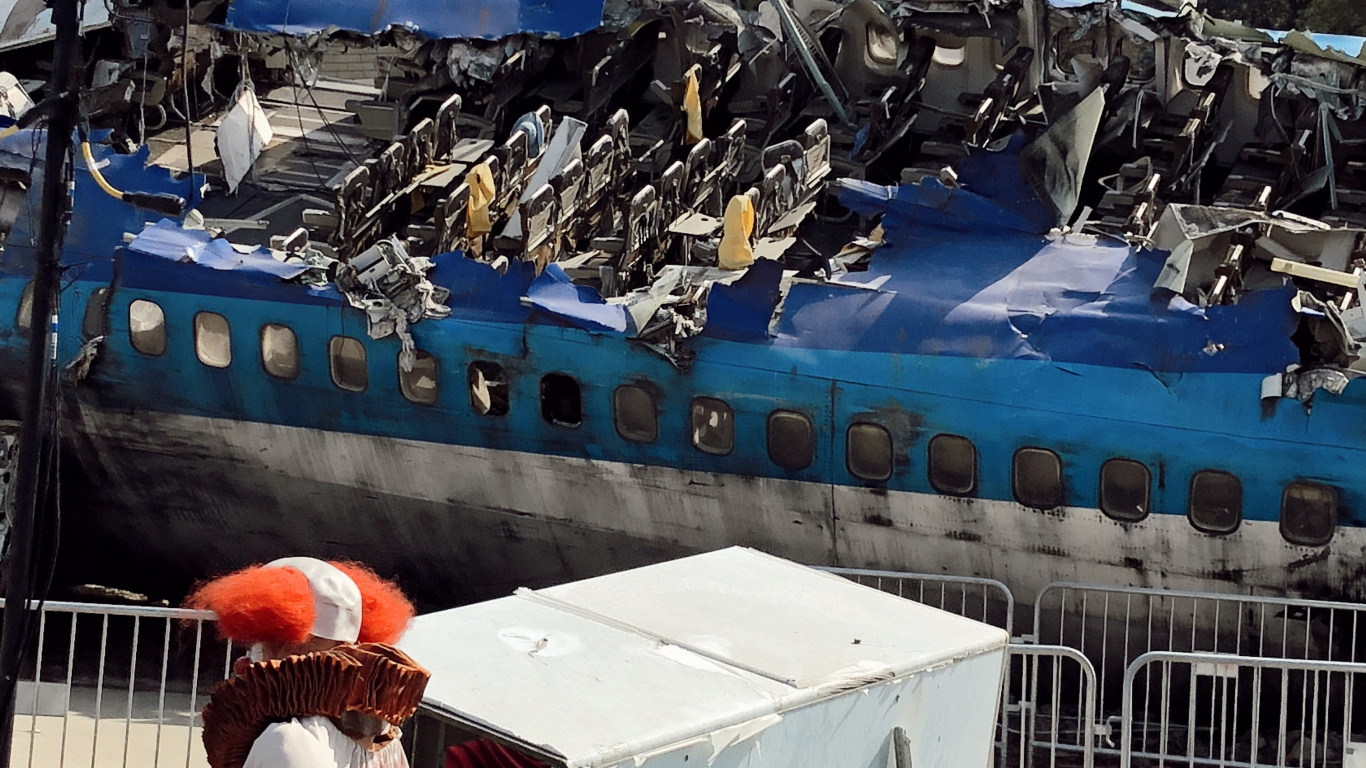 Обои вода, лодка, отдых, курительная трубка в разрешении 1366x768