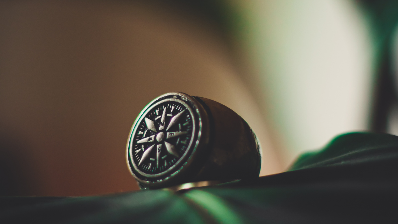 Обои кольцо, серебро, зеленый, колесо, автомобильные запчасти в разрешении 1366x768
