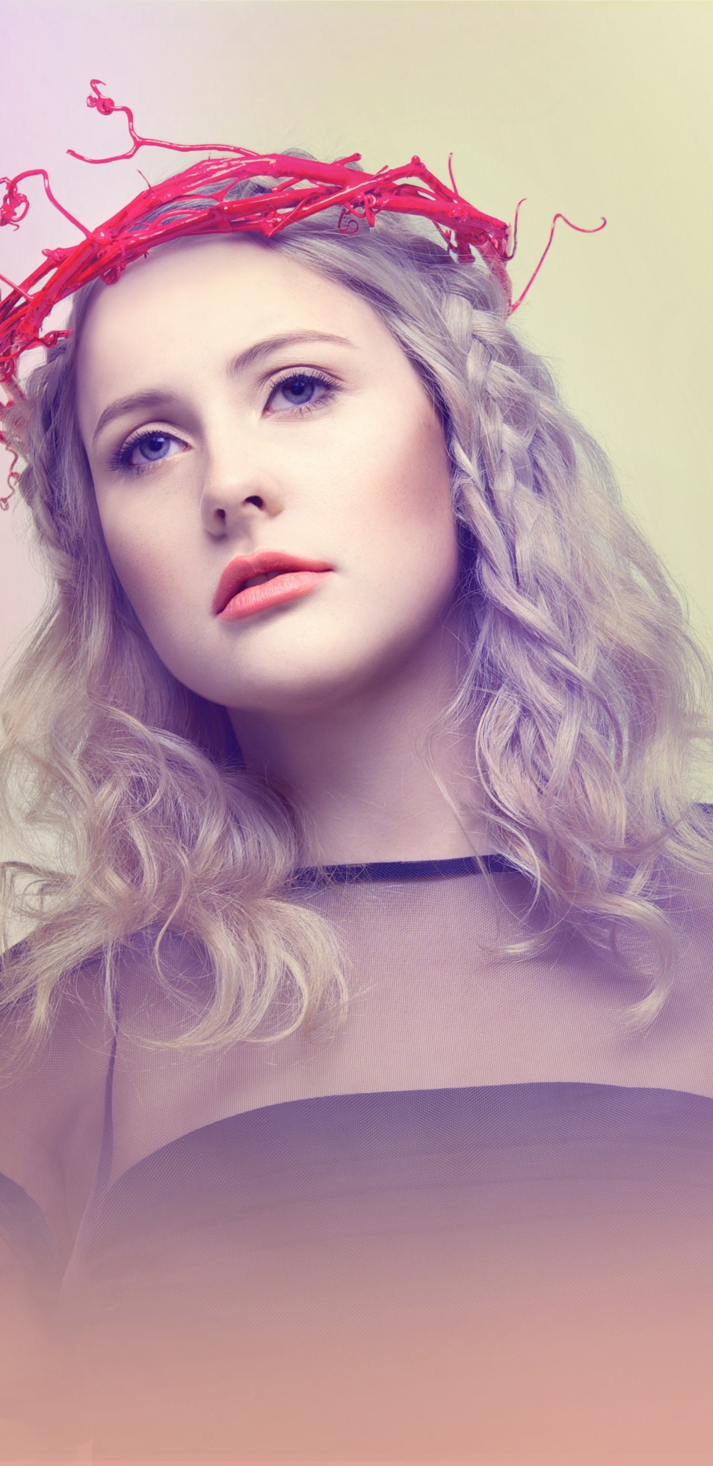 Обои Люси Невилл, волосы, лицо, губа, розовый в разрешении 1440x2960