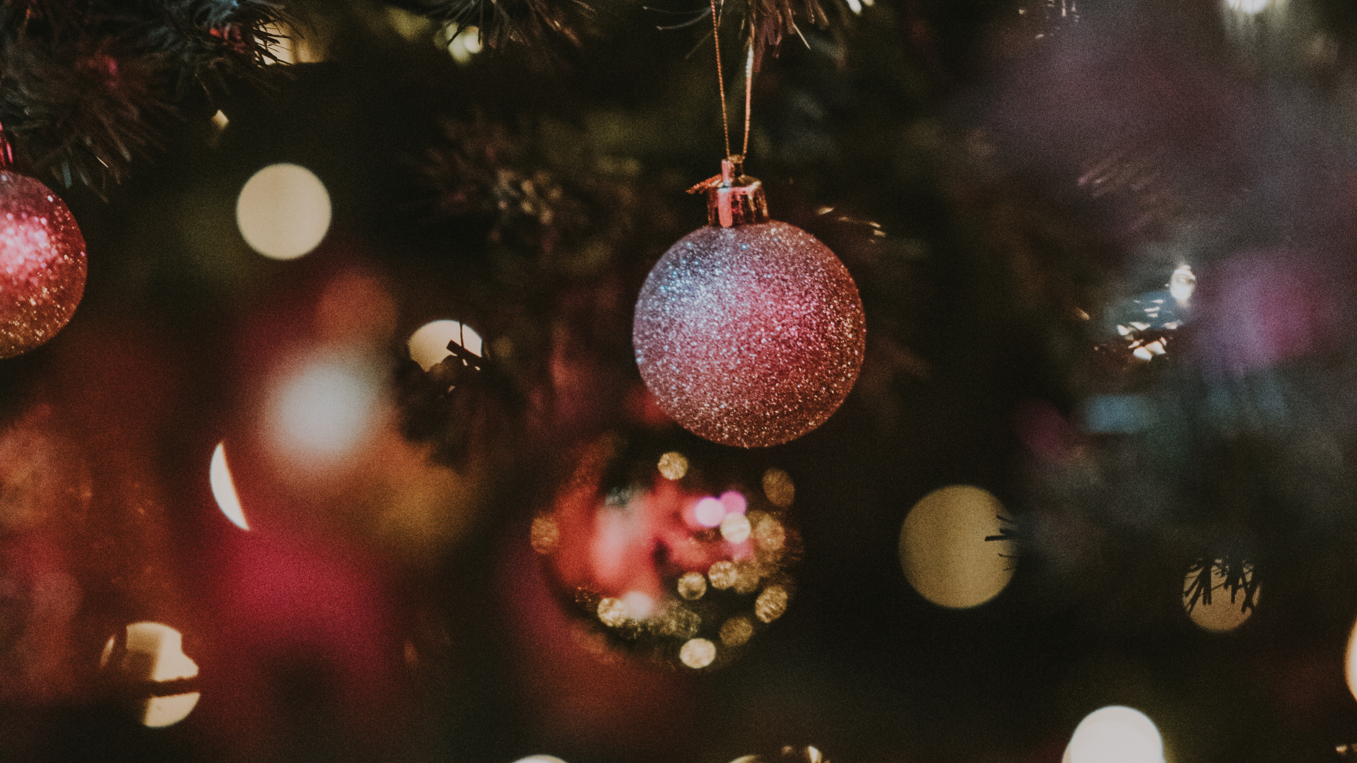 Обои Рождественский день, елка, Рождественские украшения, рождественский орнамент, дерево в разрешении 1920x1080