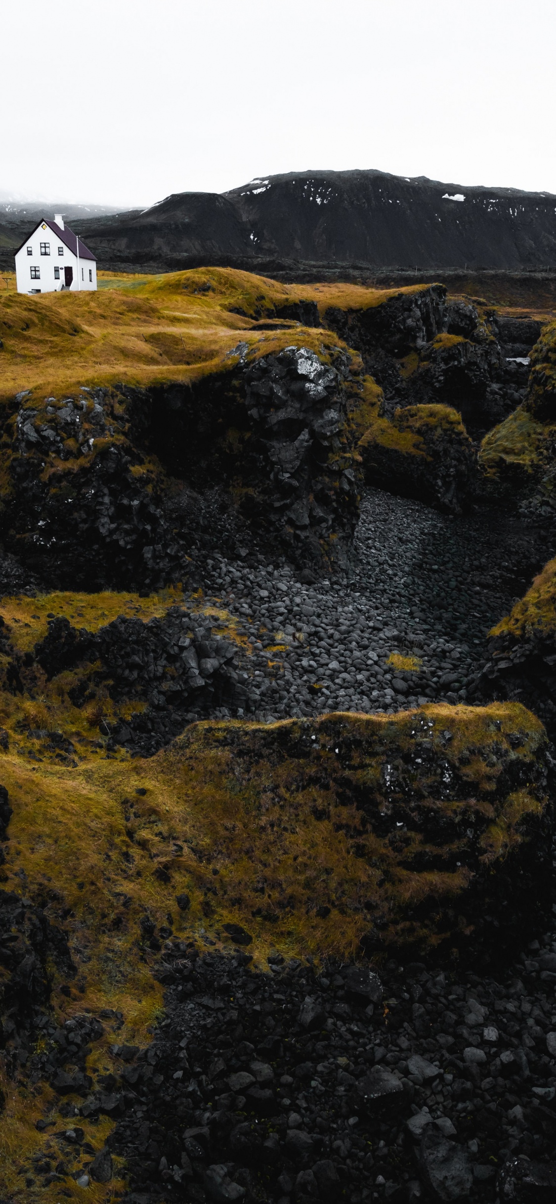 Обои пейзаж, тундра, хребет, холм, обнажение в разрешении 1125x2436