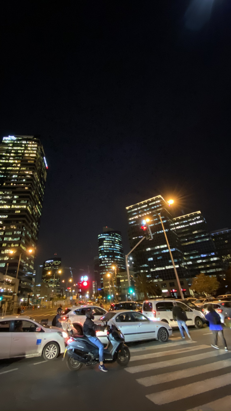 Обои Король, колесо, ночь, городской район, город в разрешении 750x1334