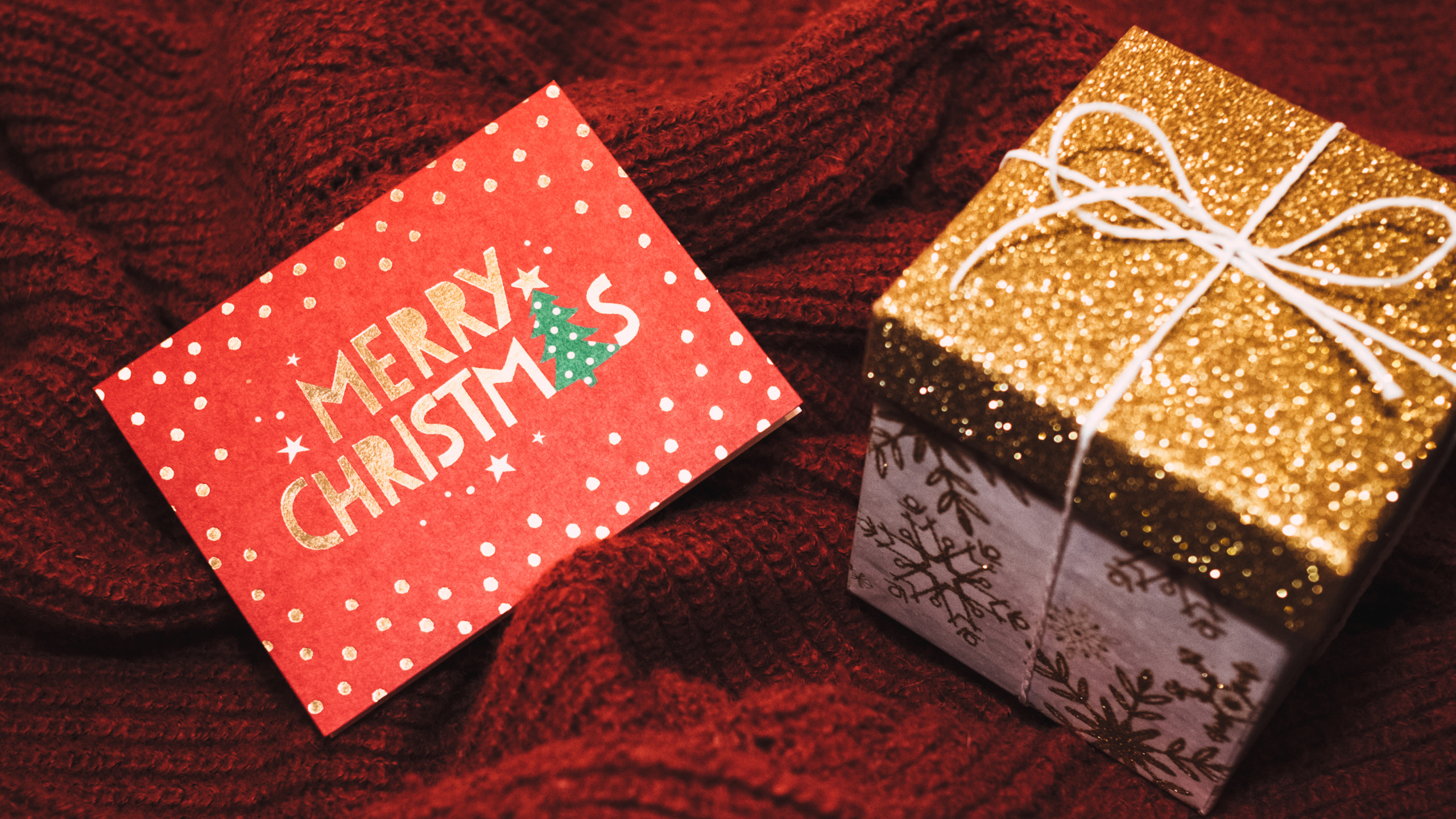 Обои Рождественский день, Санта-Клаус, Рождественская открытка, Новый год, праздник в разрешении 2560x1440