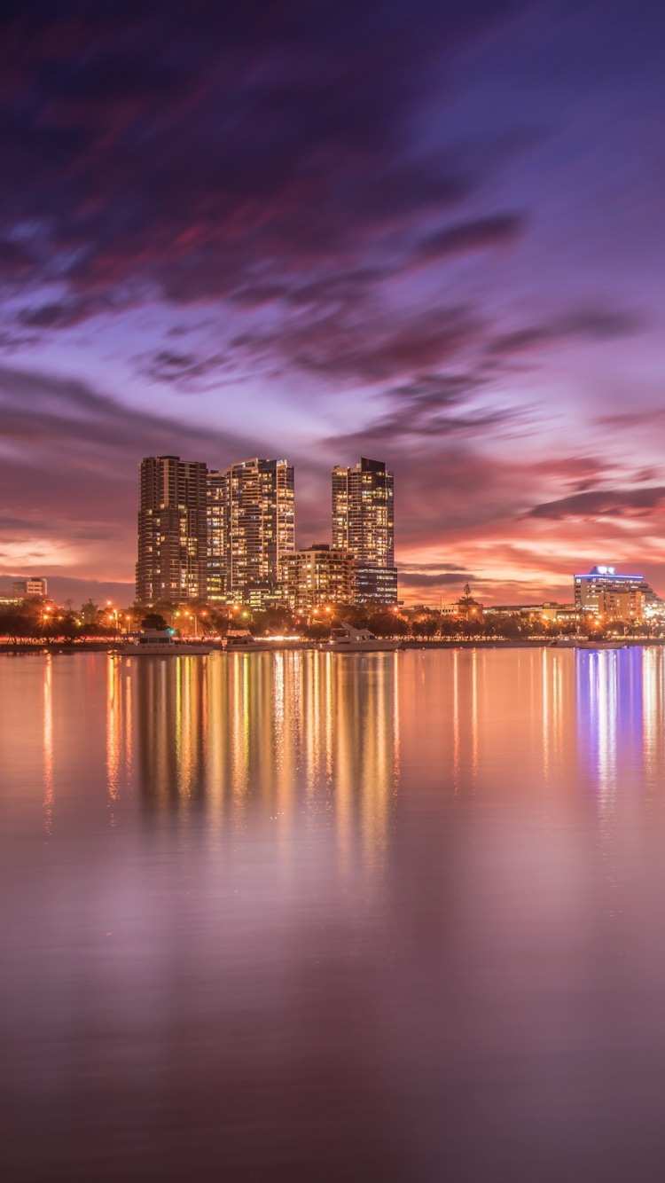 Обои Голдкост, отражение, вода, сумрак, городской пейзаж в разрешении 750x1334