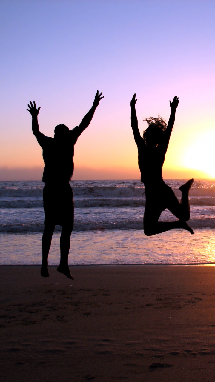 Обои забава, закат, берег, девушка, пляж в разрешении 720x1280