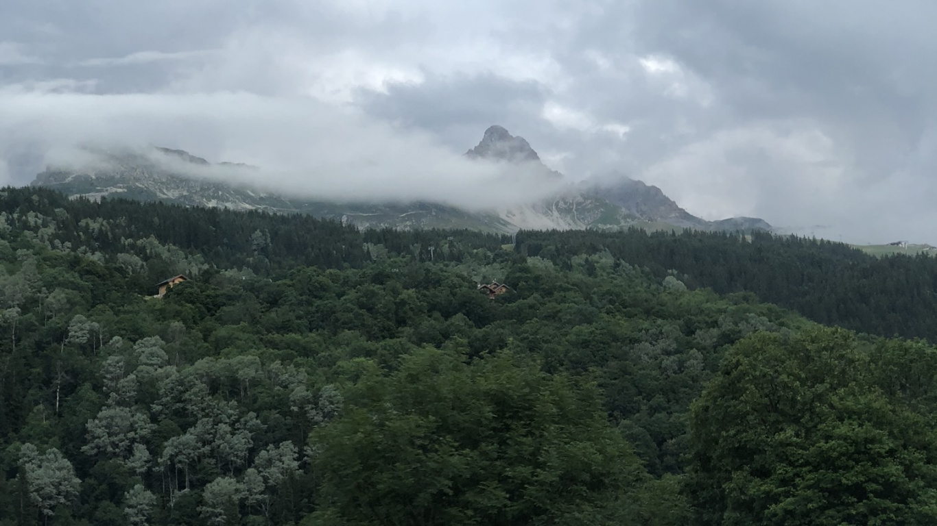 Обои дорога, растительность, дорожное покрытие, облако, горный рельеф в разрешении 1366x768