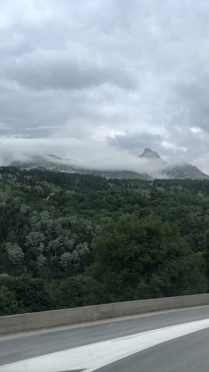 Обои дорога, растительность, дорожное покрытие, облако, горный рельеф в разрешении 720x1280