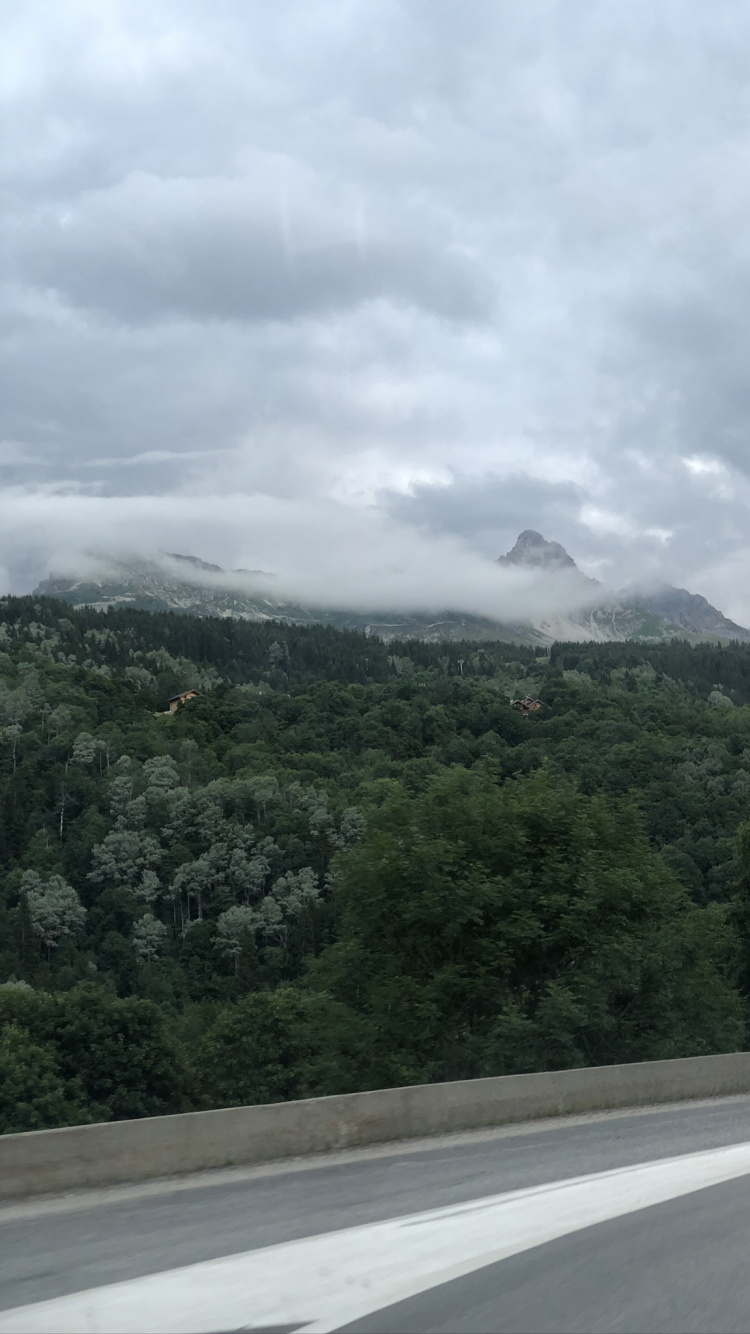 Обои дорога, растительность, дорожное покрытие, облако, горный рельеф в разрешении 750x1334