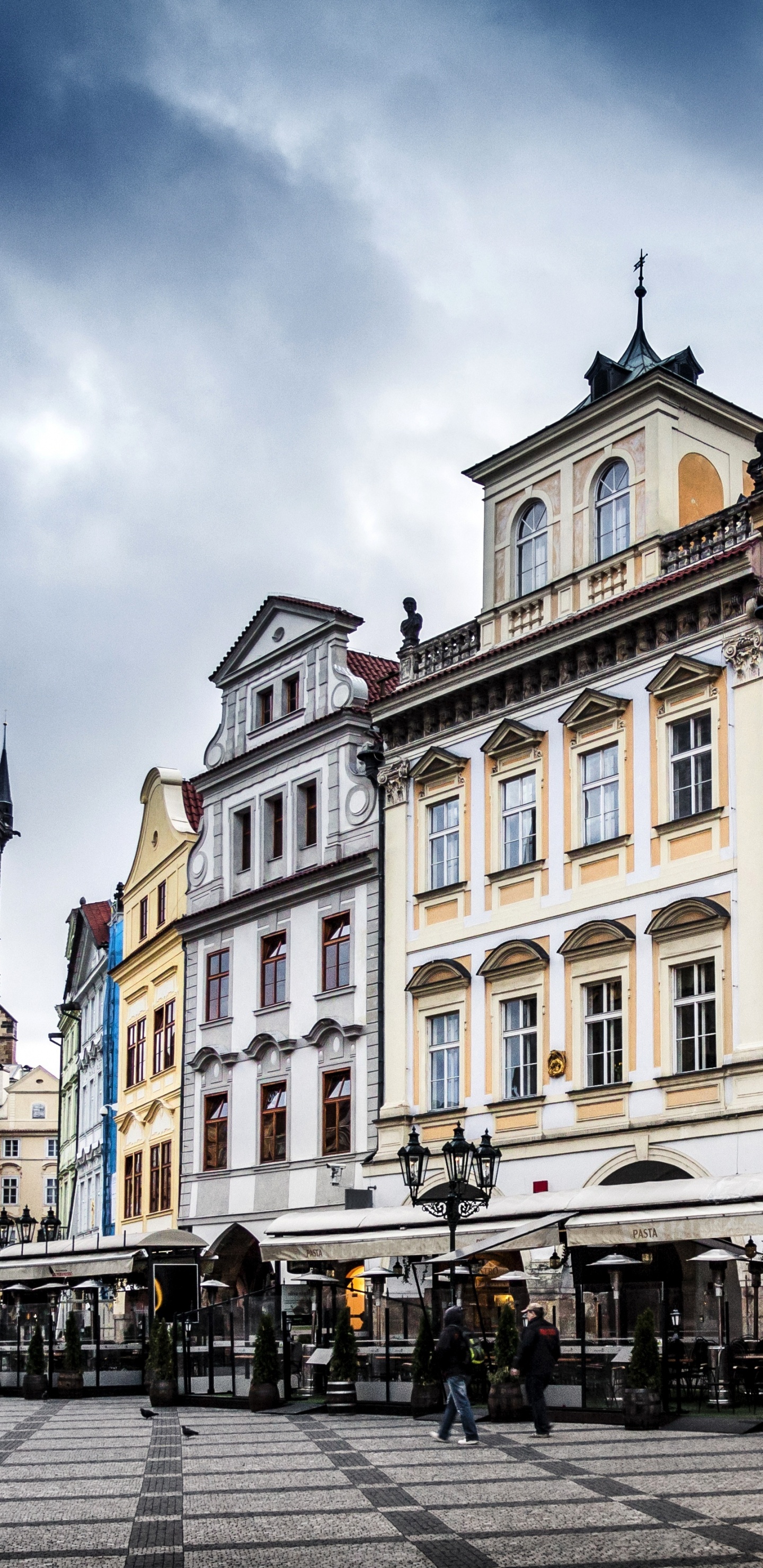 Обои староместская площадь, пражские астрономические часы, городская площадь, город, городок в разрешении 1440x2960
