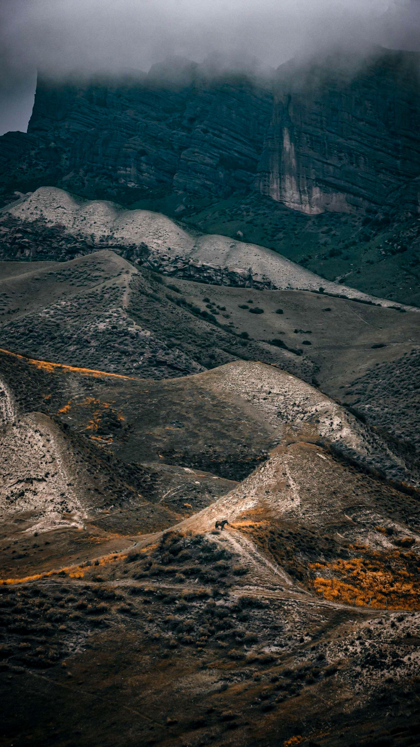 Обои атмосфера, гора, нагорье, склон, водоем в разрешении 1440x2560