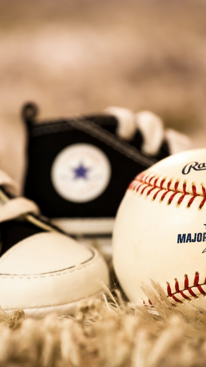 Обои мяч, башмак, футболка, беременность, мать в разрешении 720x1280