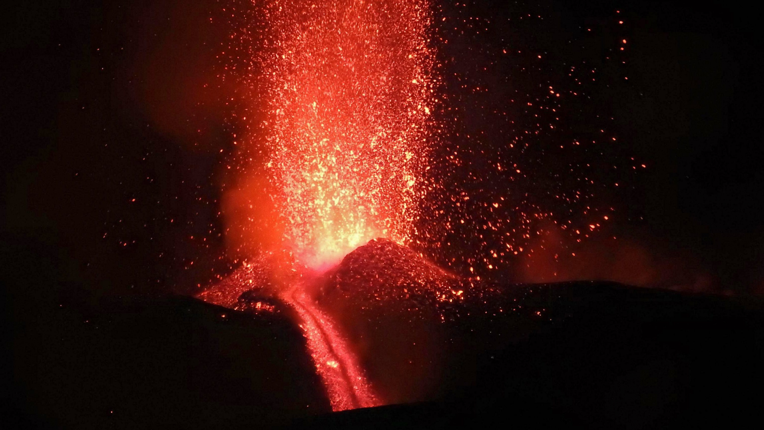 Обои вулкан, Этна, лава, типы вулканических извержений, вулканического рельефа в разрешении 2560x1440